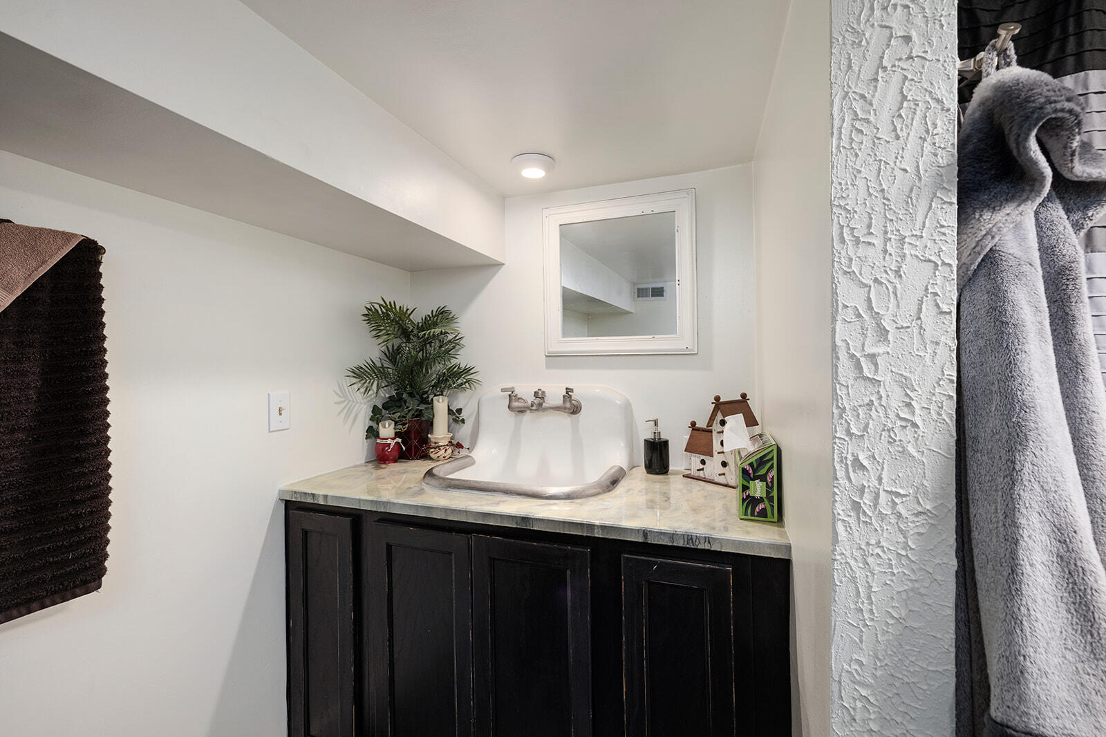 9099 Holly Property Photo 31