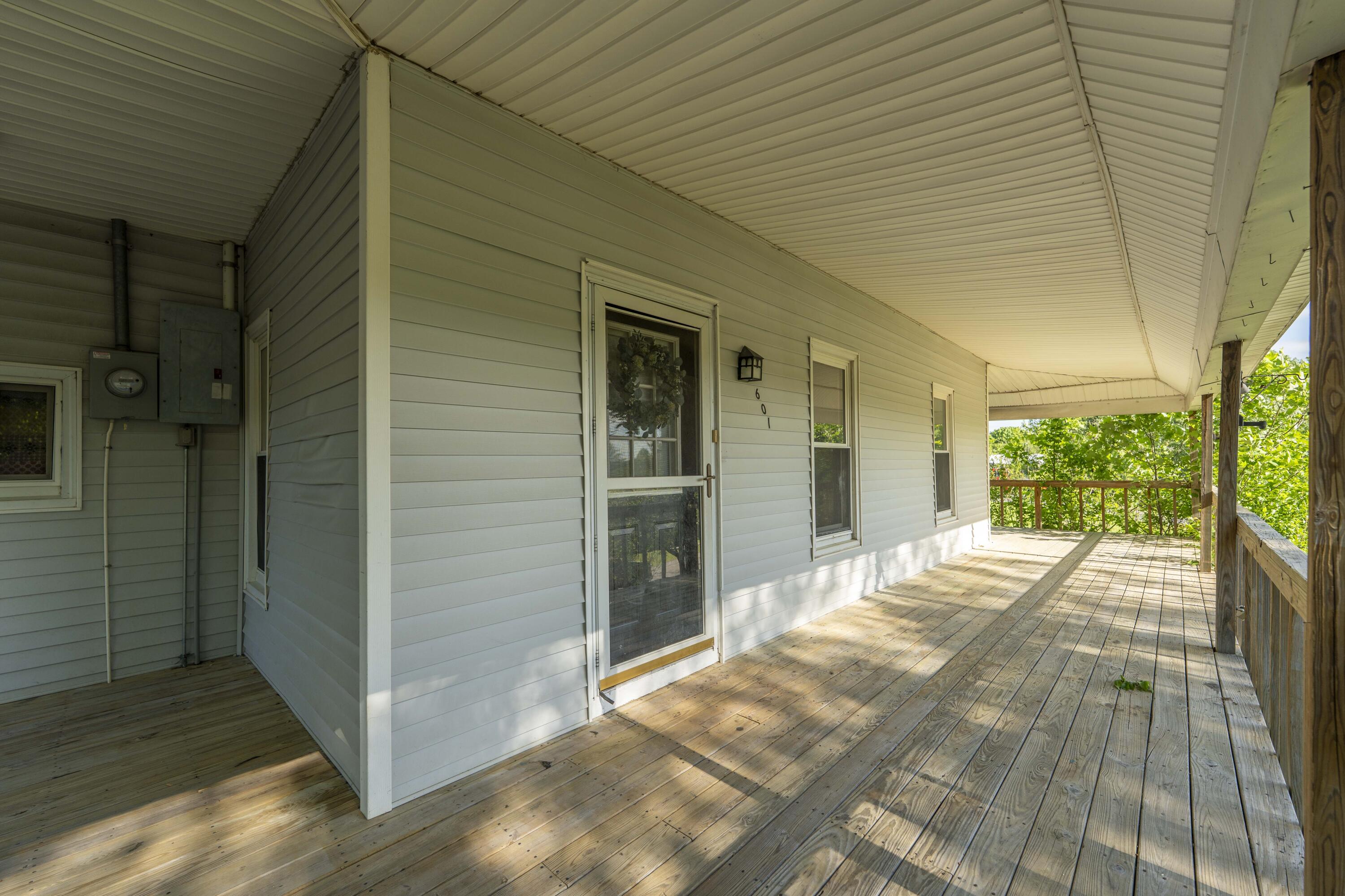 601 South 11th Avenue Property Photo 4