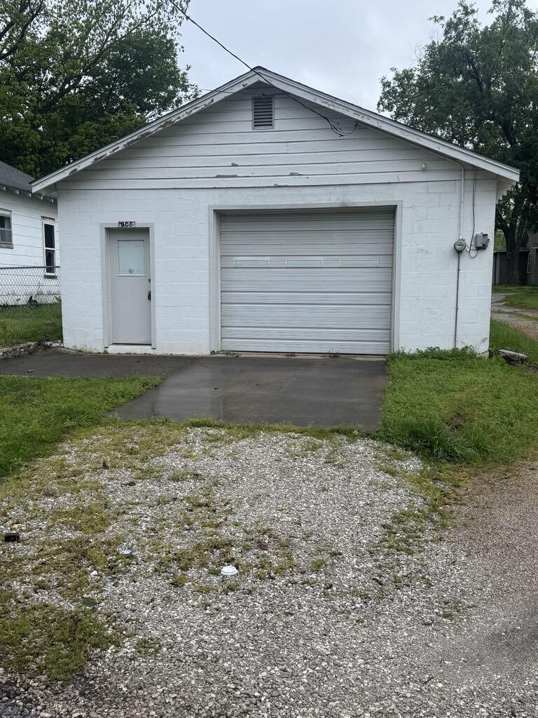 908 North Lincoln Property Photo 5