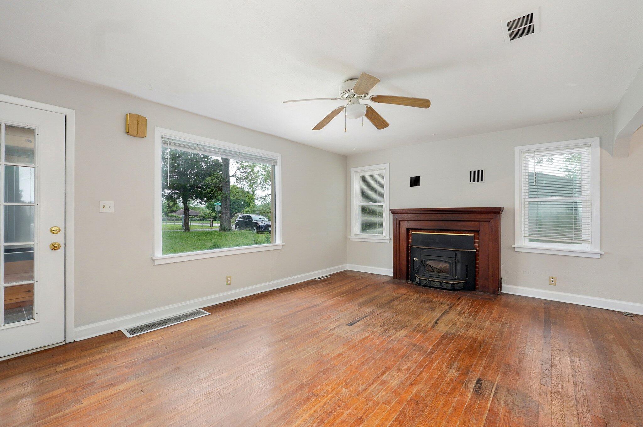 1133 North Dickerson Avenue Property Photo 8