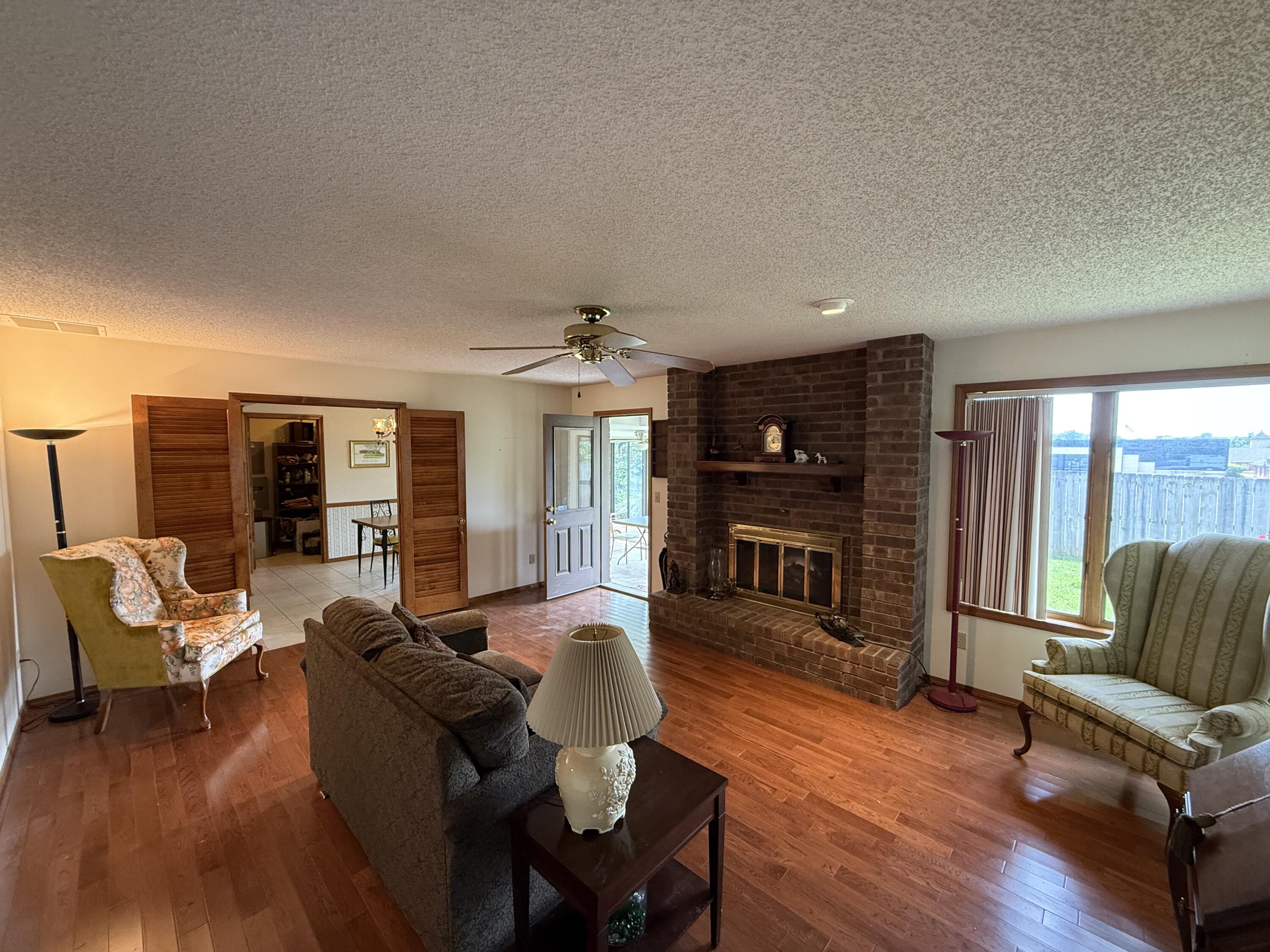 1564 East Powell Street Property Photo 5