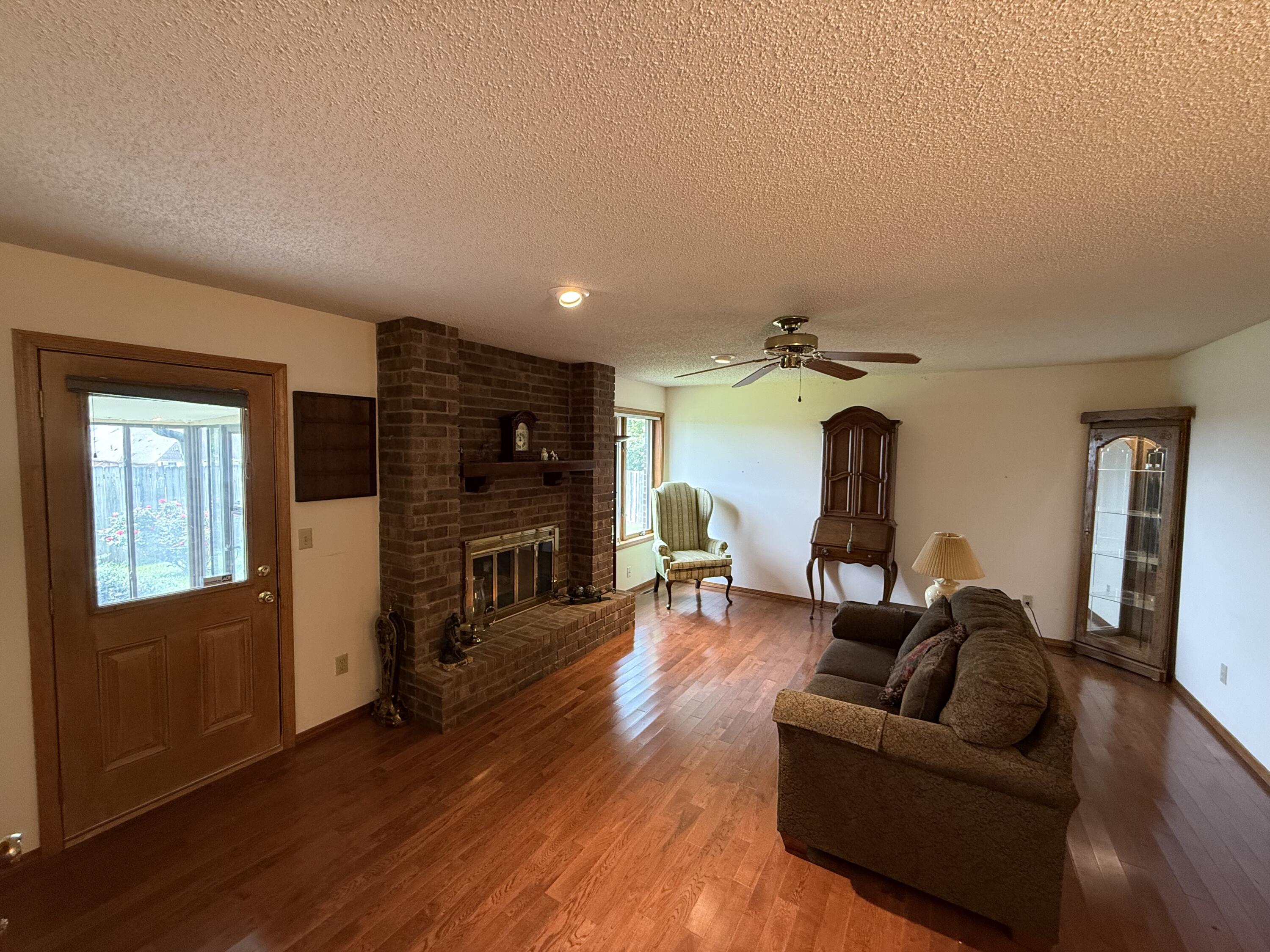 1564 East Powell Street Property Photo 6