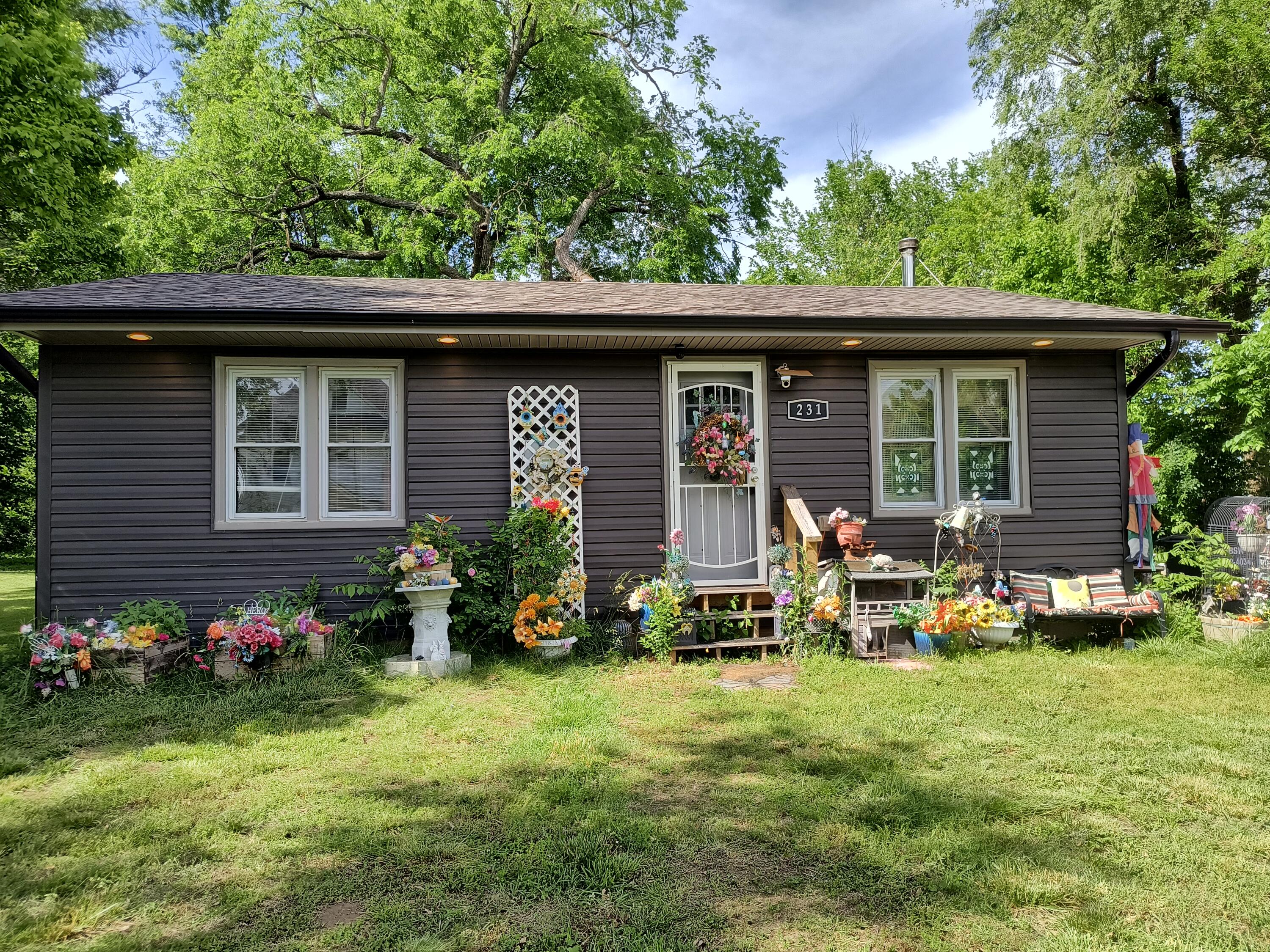 231 West School Street Property Photo