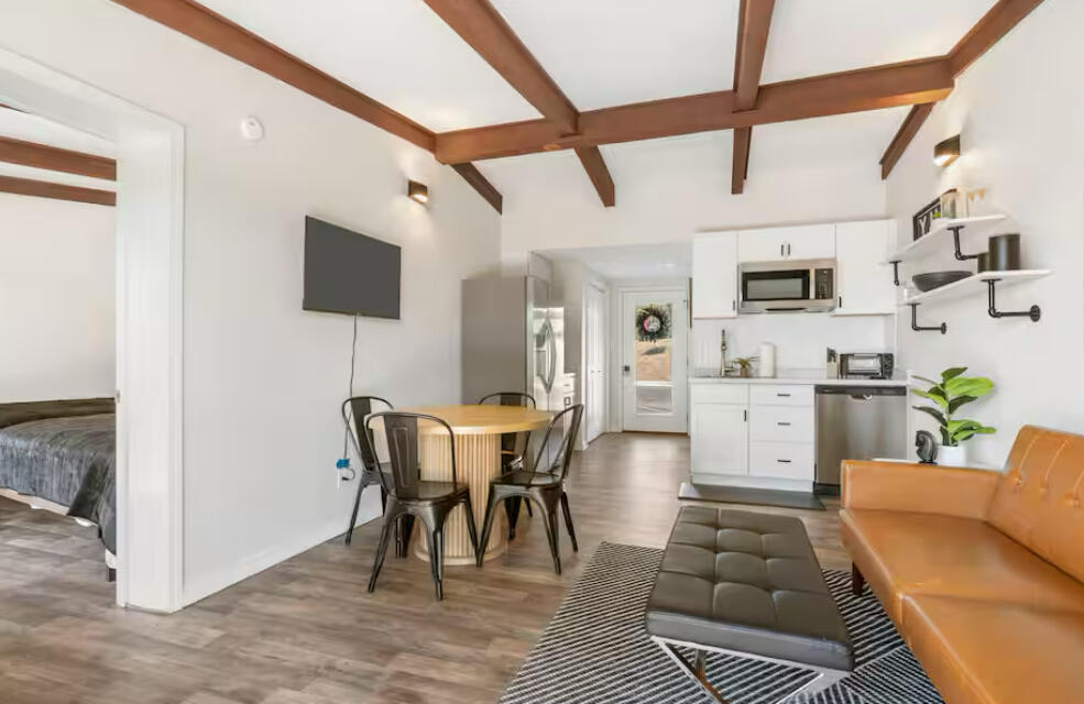 100 Getaway Circle Property Photo 3