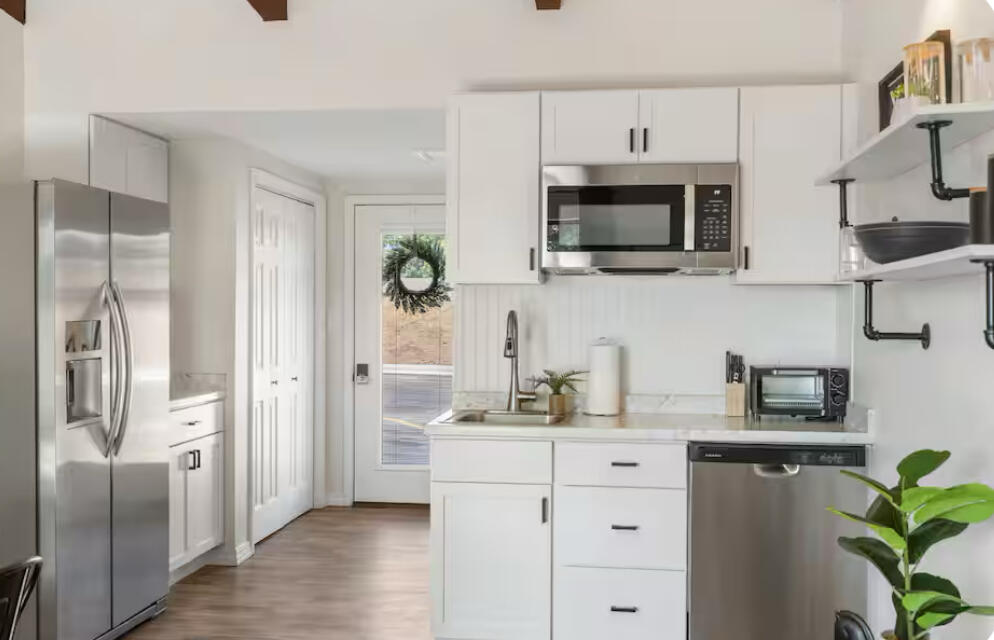 100 Getaway Circle Property Photo 4