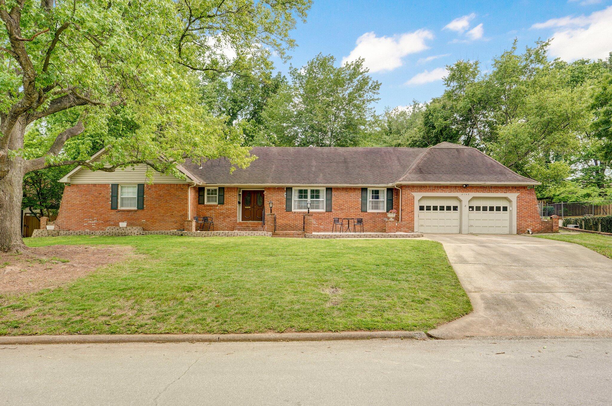 2142 East Shady Glen Drive Property Photo 1