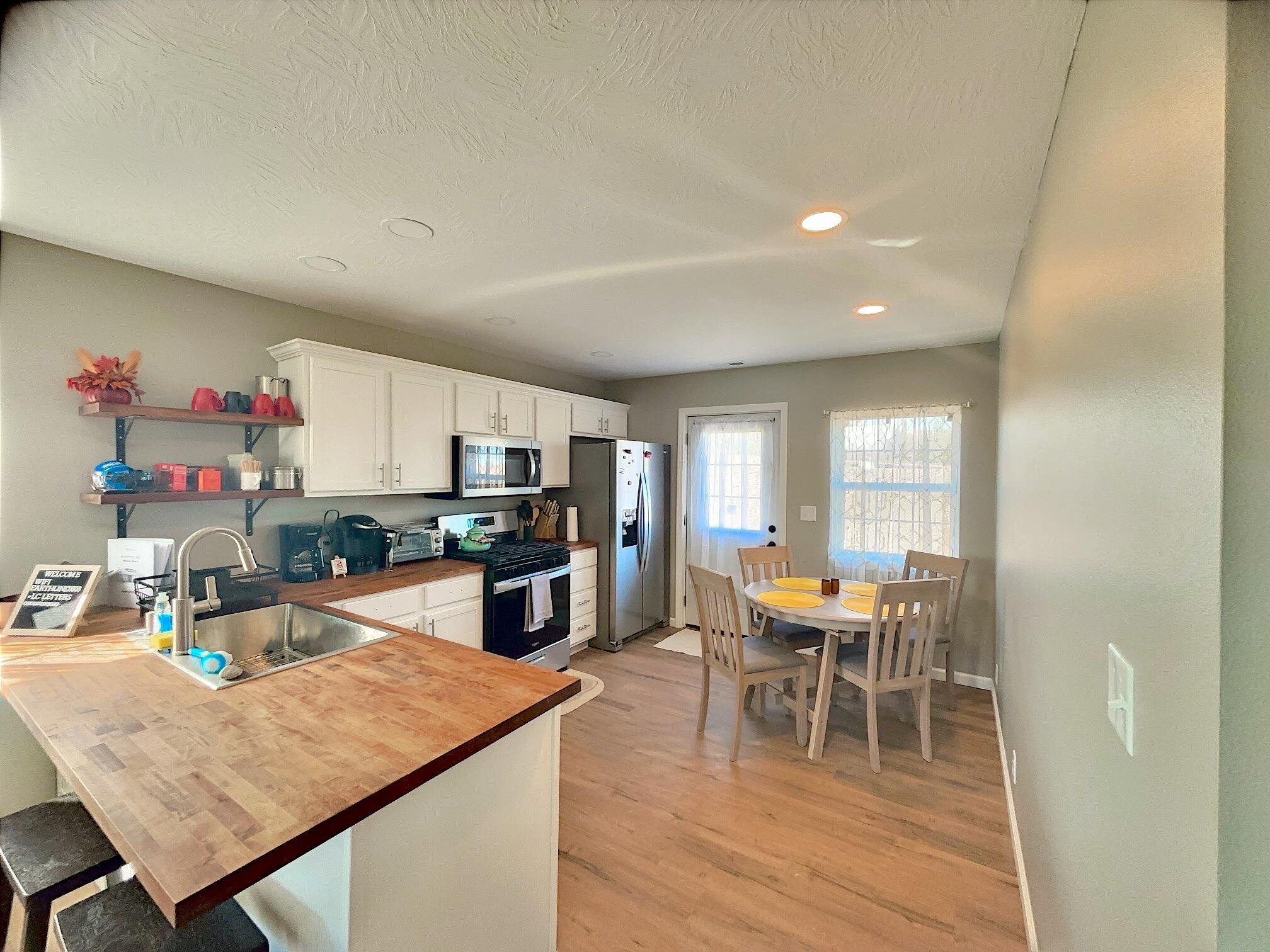 102 Lois Court Property Photo 3