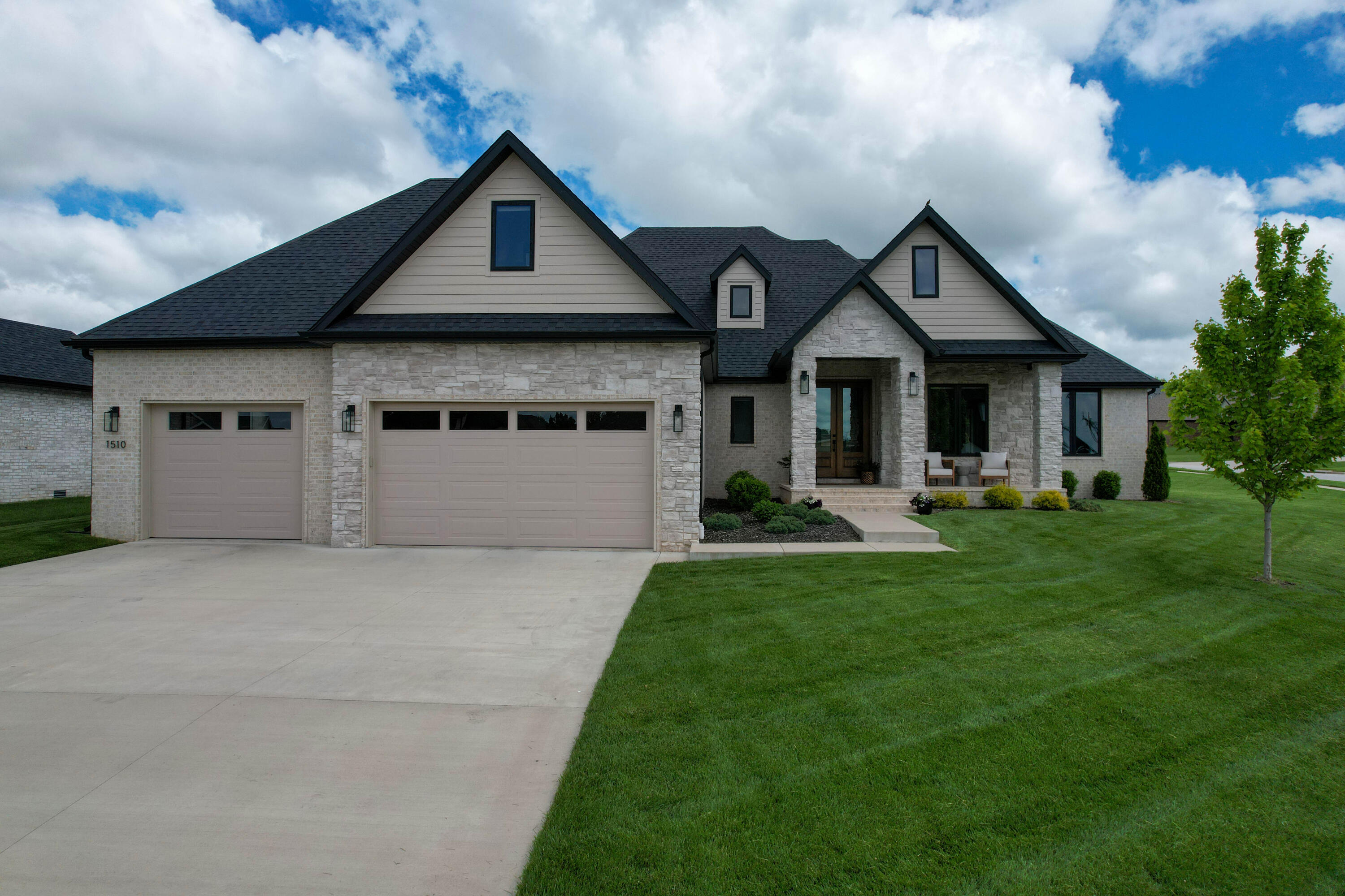 1510 North Lake Edge Drive Property Photo 1