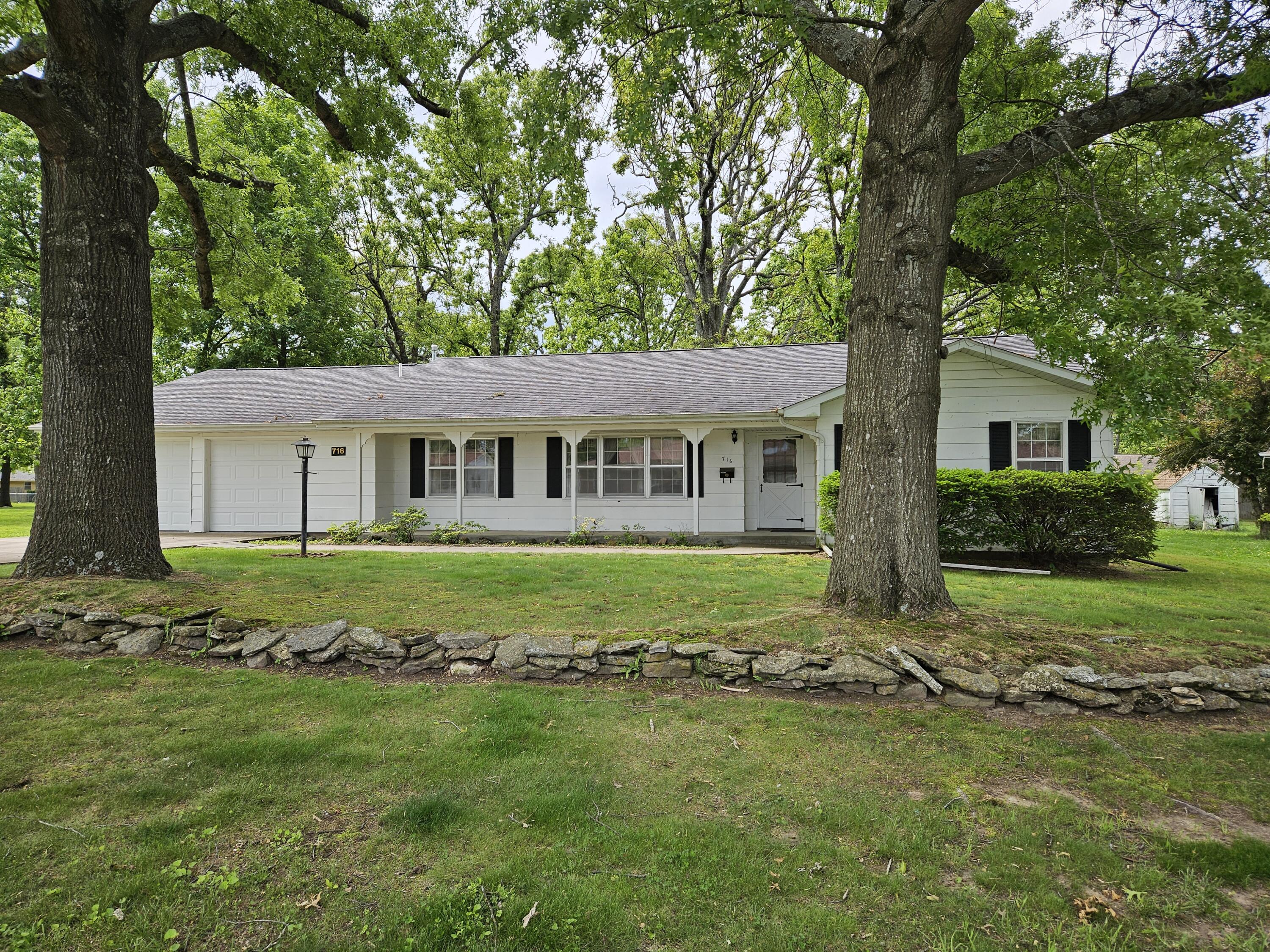 716 East Kirkwood Drive Property Photo 2