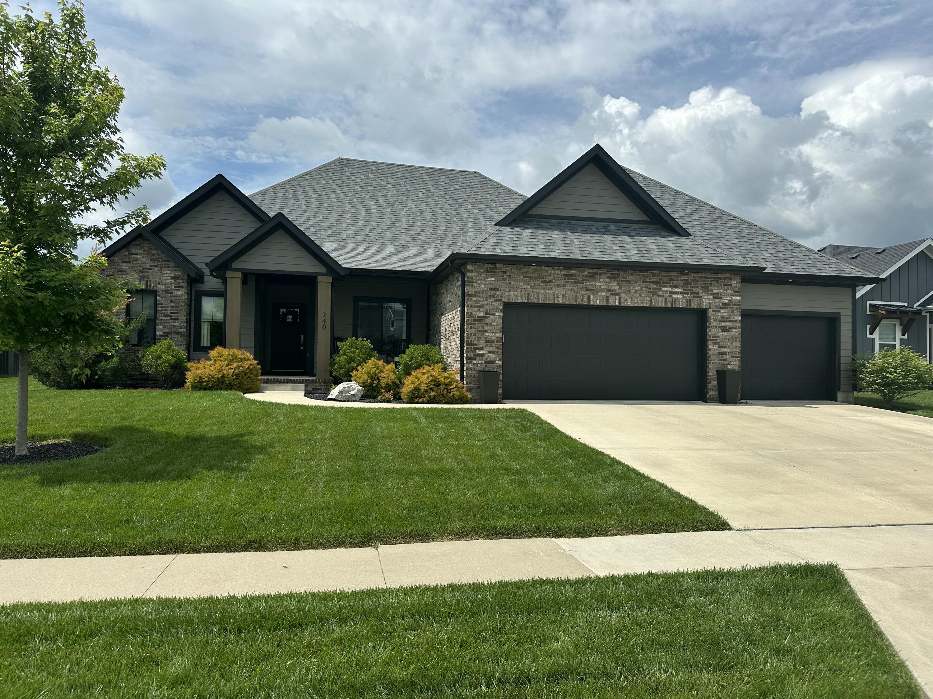 740 North Fox Hill Circle Property Photo 1