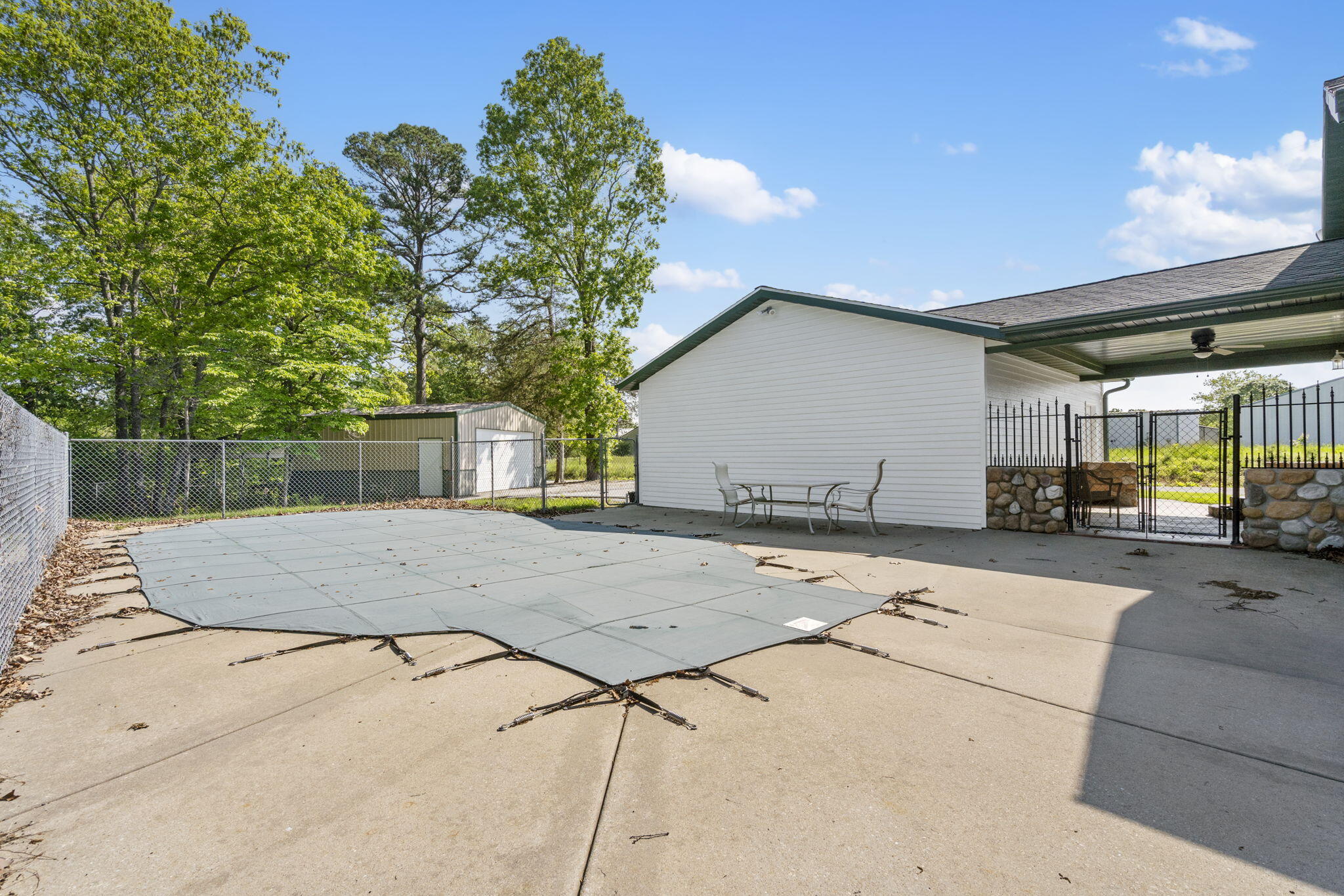 23111 Kings Lane Property Photo 7