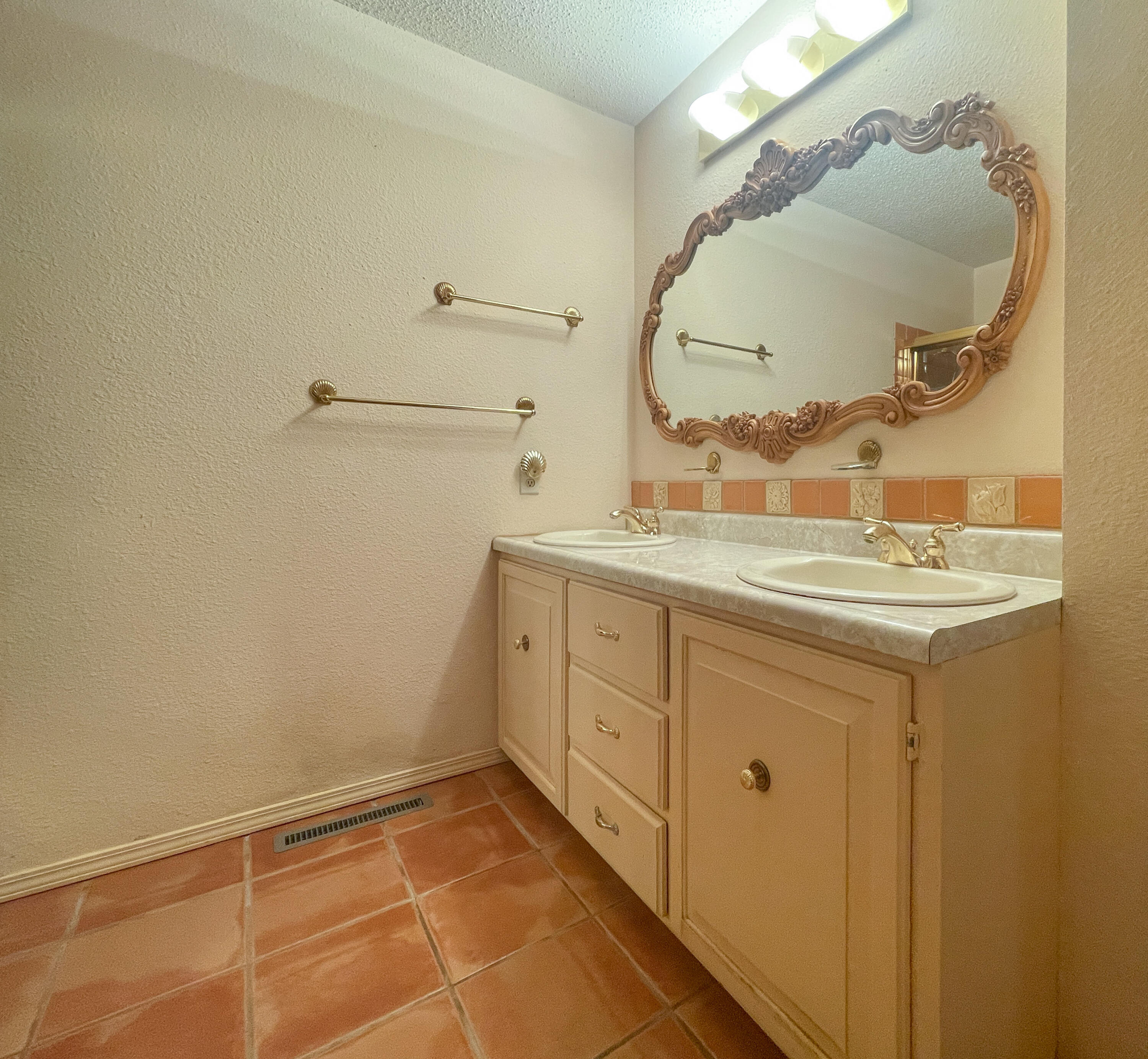 1857 South Holland Avenue Property Photo 27