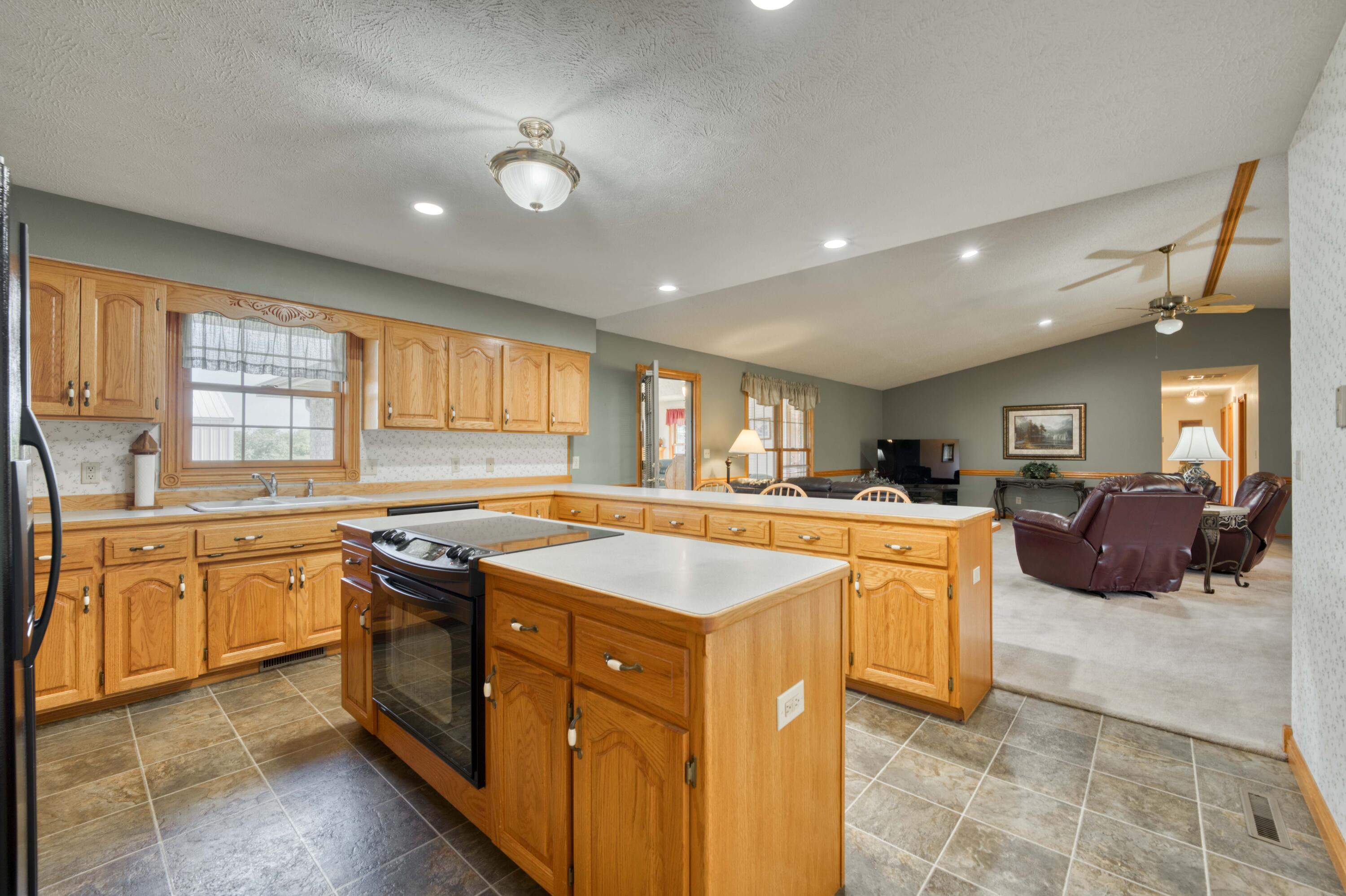 9169 West Farm Road 60 Property Photo 17