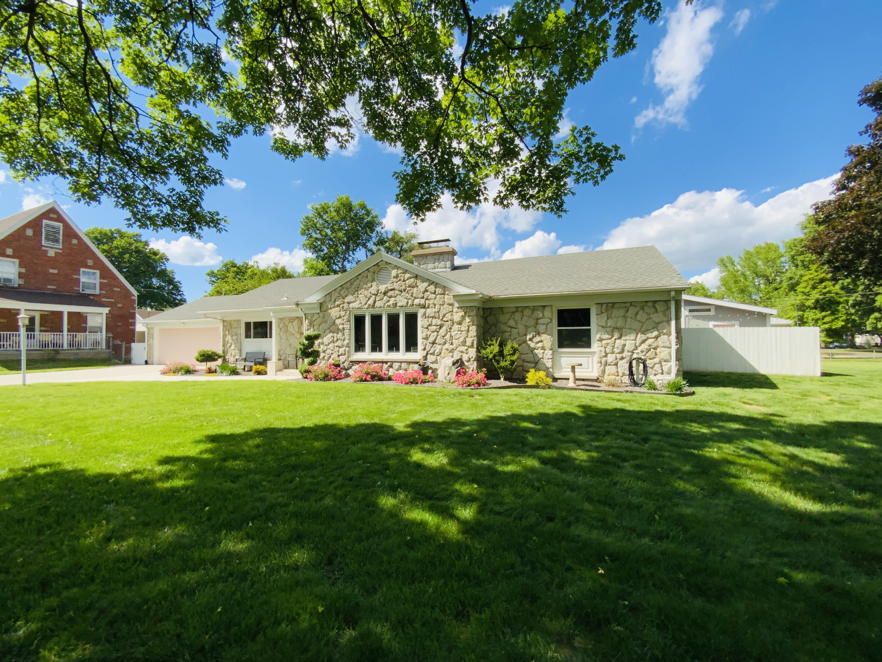 959 East University Street Property Photo