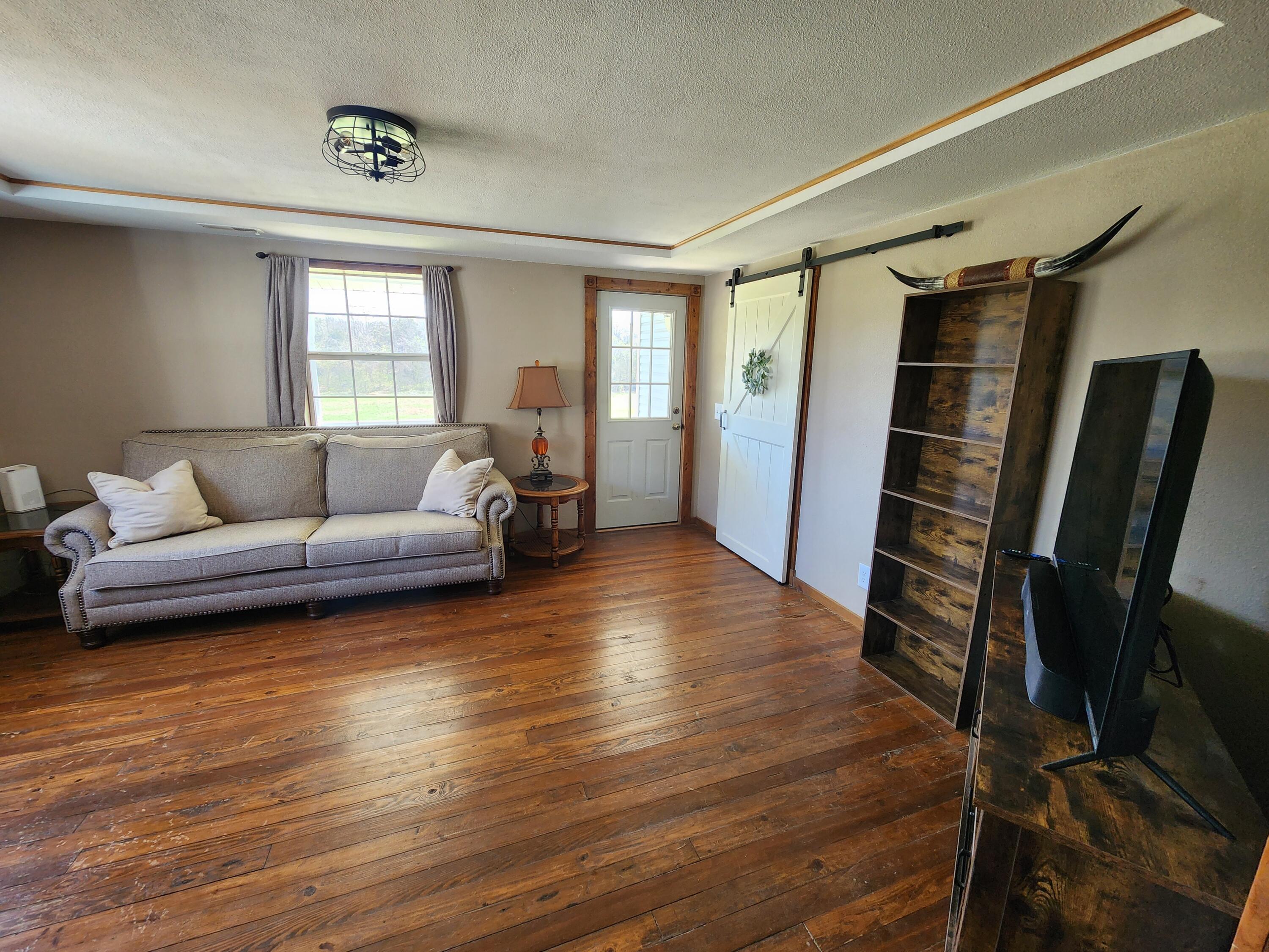 16090 Farm Road 2130 Property Photo 12
