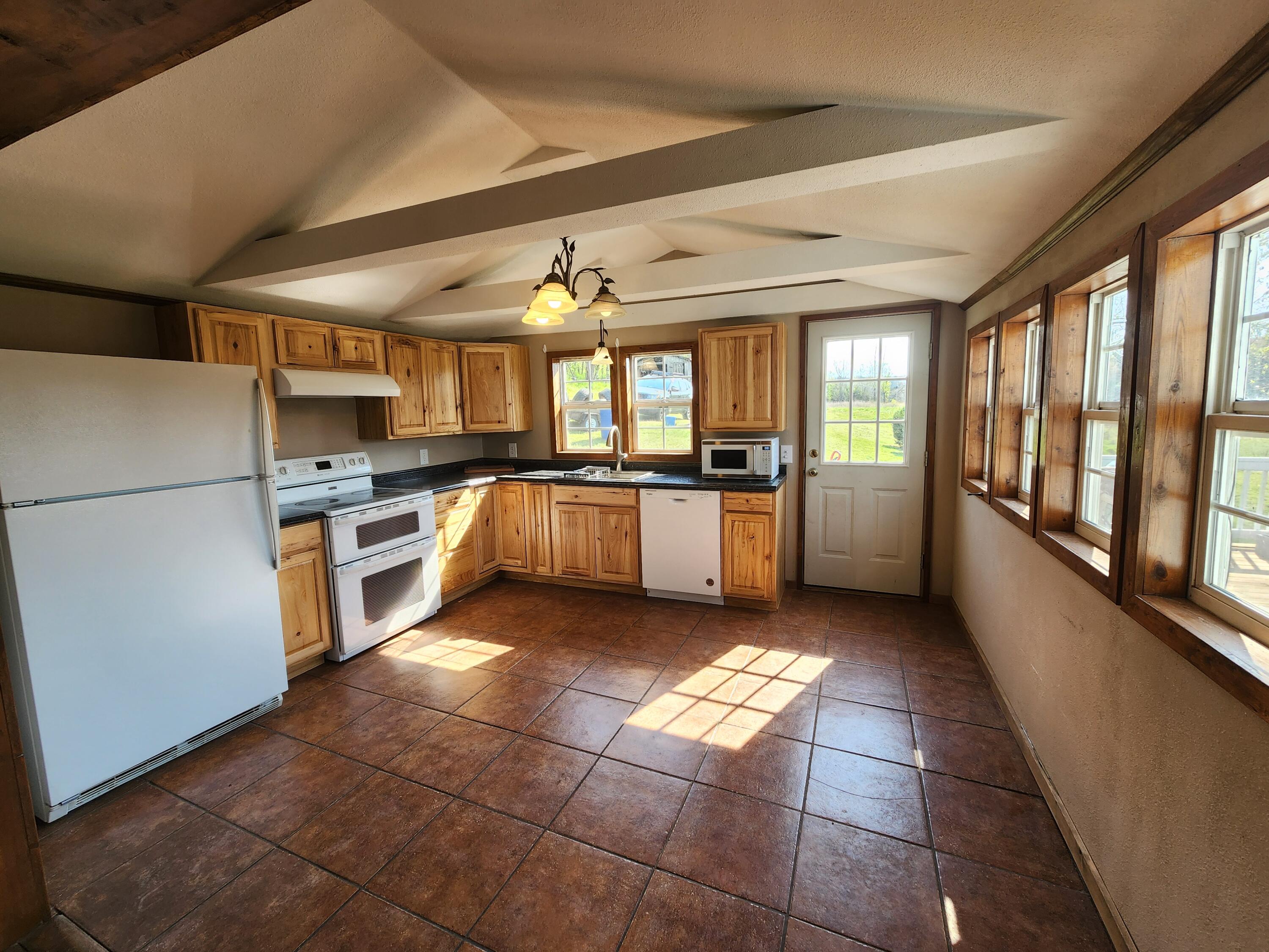 16090 Farm Road 2130 Property Photo 28