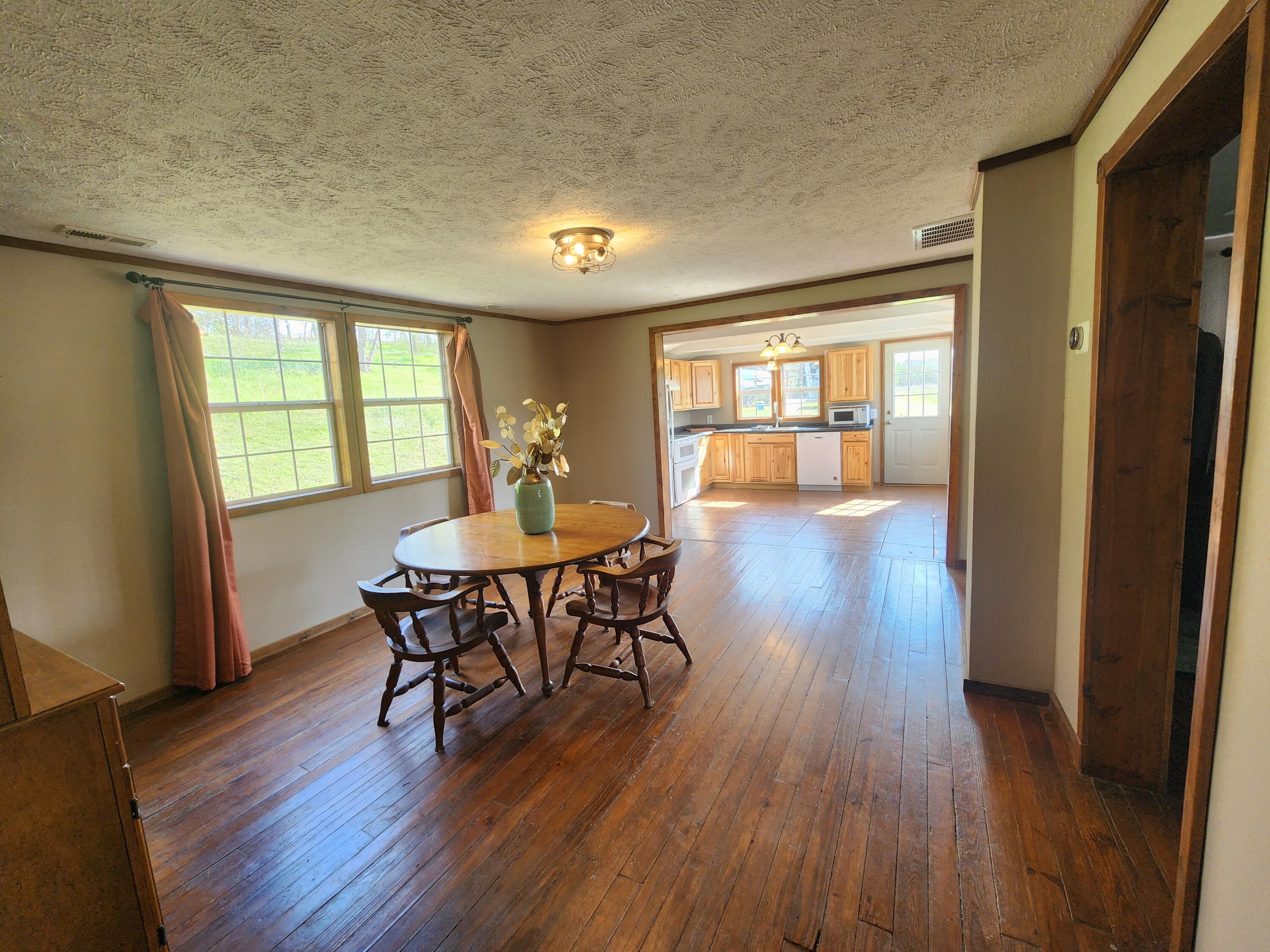 16090 Farm Road 2130 Property Photo 31