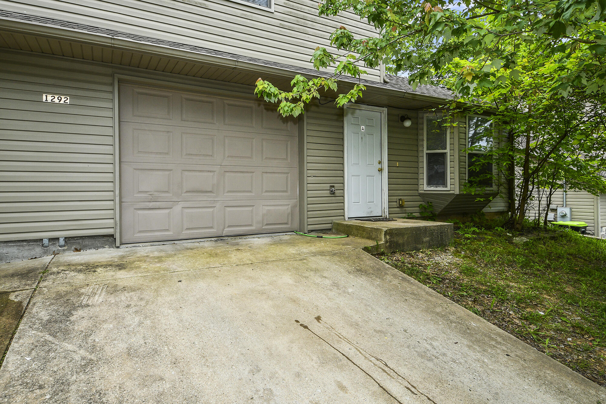 1292 Hillcrest Place Property Photo 4