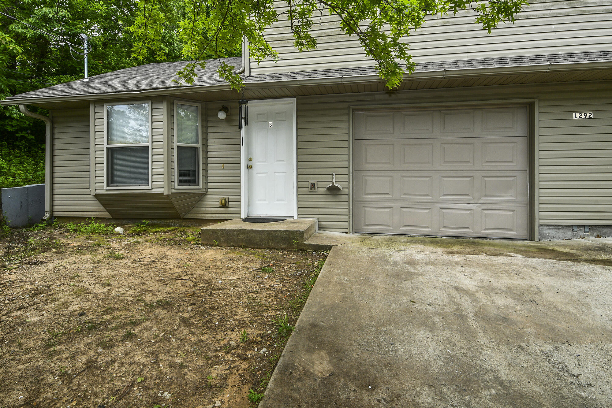 1292 Hillcrest Place Property Photo 5