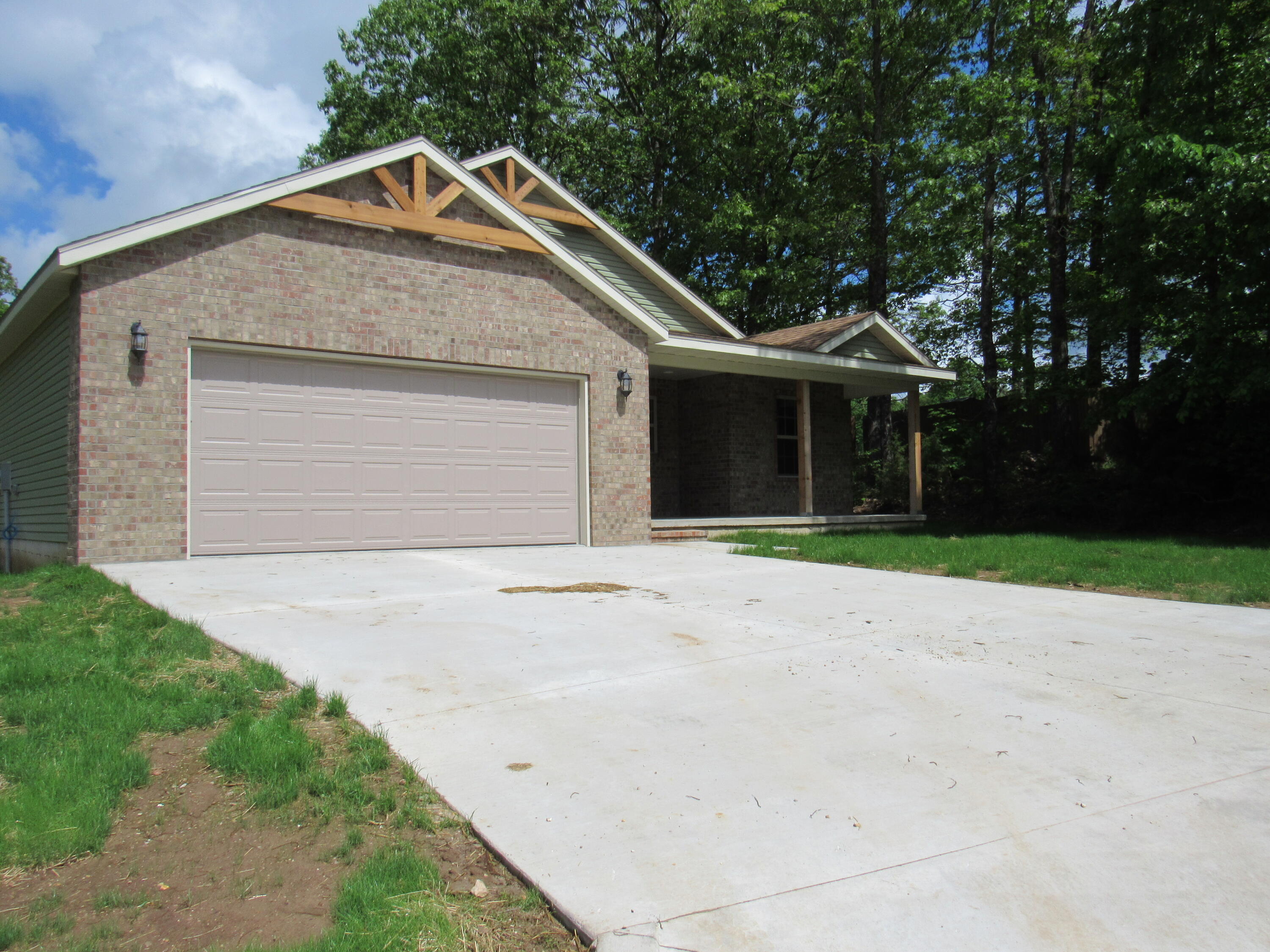 1560 Lacy Spring Drive Property Photo 3