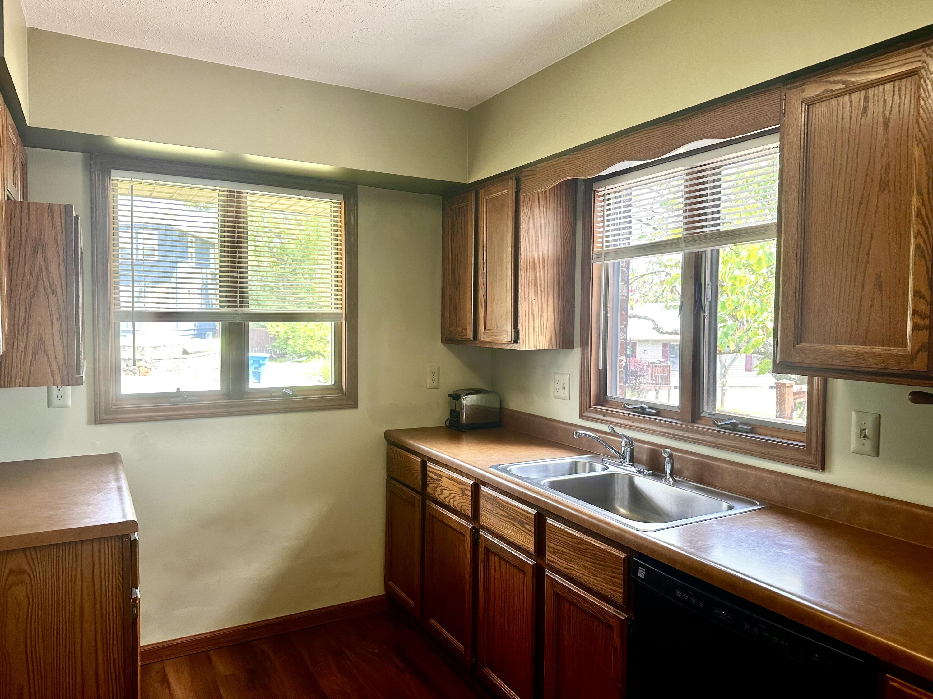 8 Sunset Street Property Photo 32