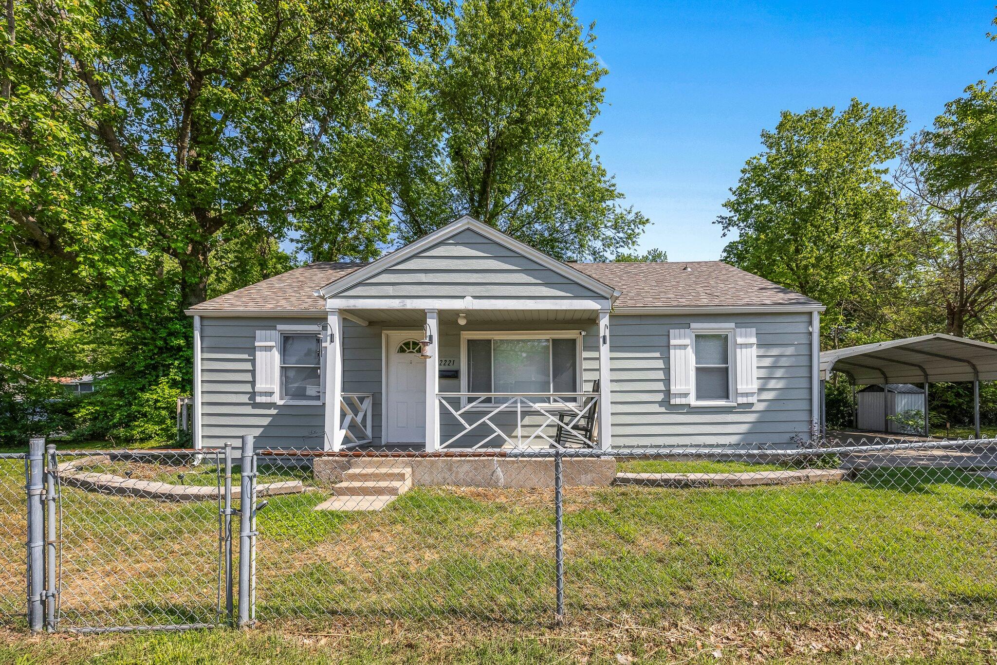 2221 West Nichols Street Property Photo 2