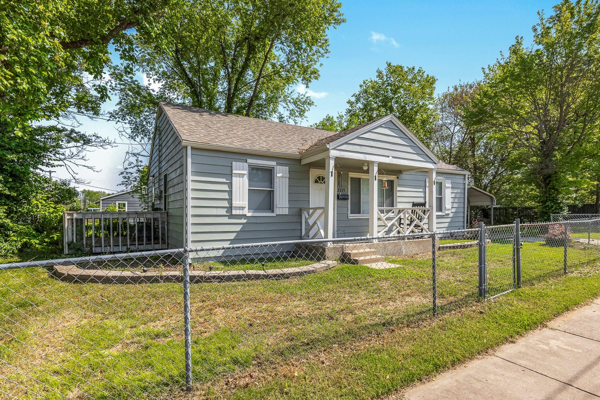 2221 West Nichols Street Property Photo 3