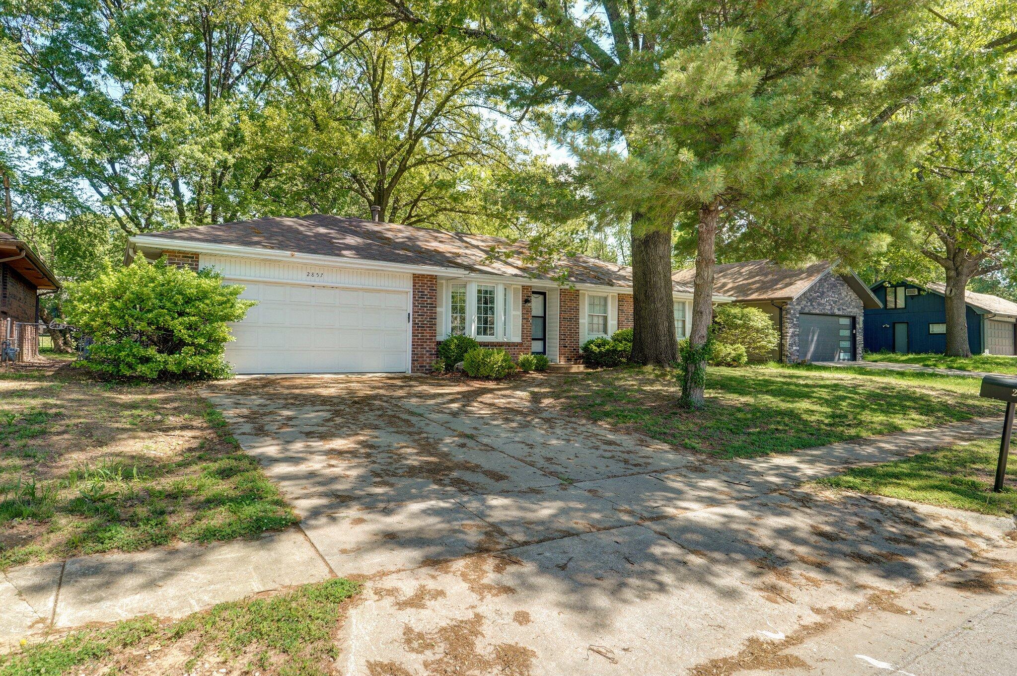2857 East Linwood Street Property Photo 1
