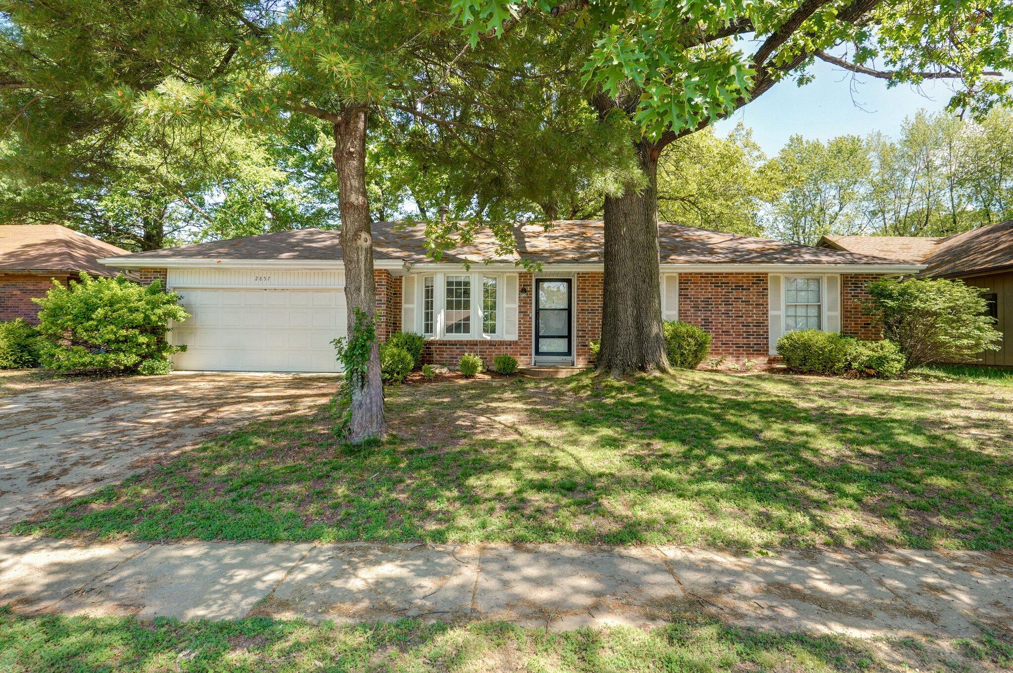 2857 East Linwood Street Property Photo 2