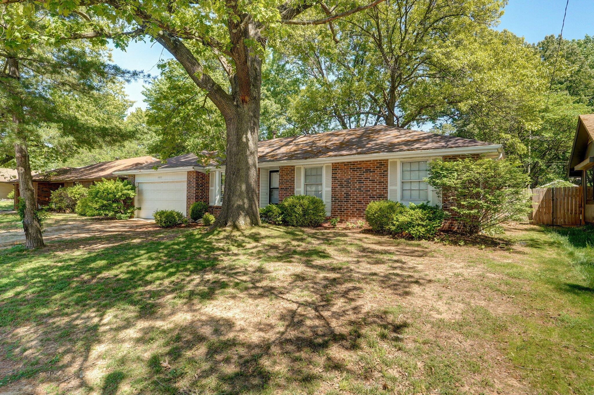 2857 East Linwood Street Property Photo 3