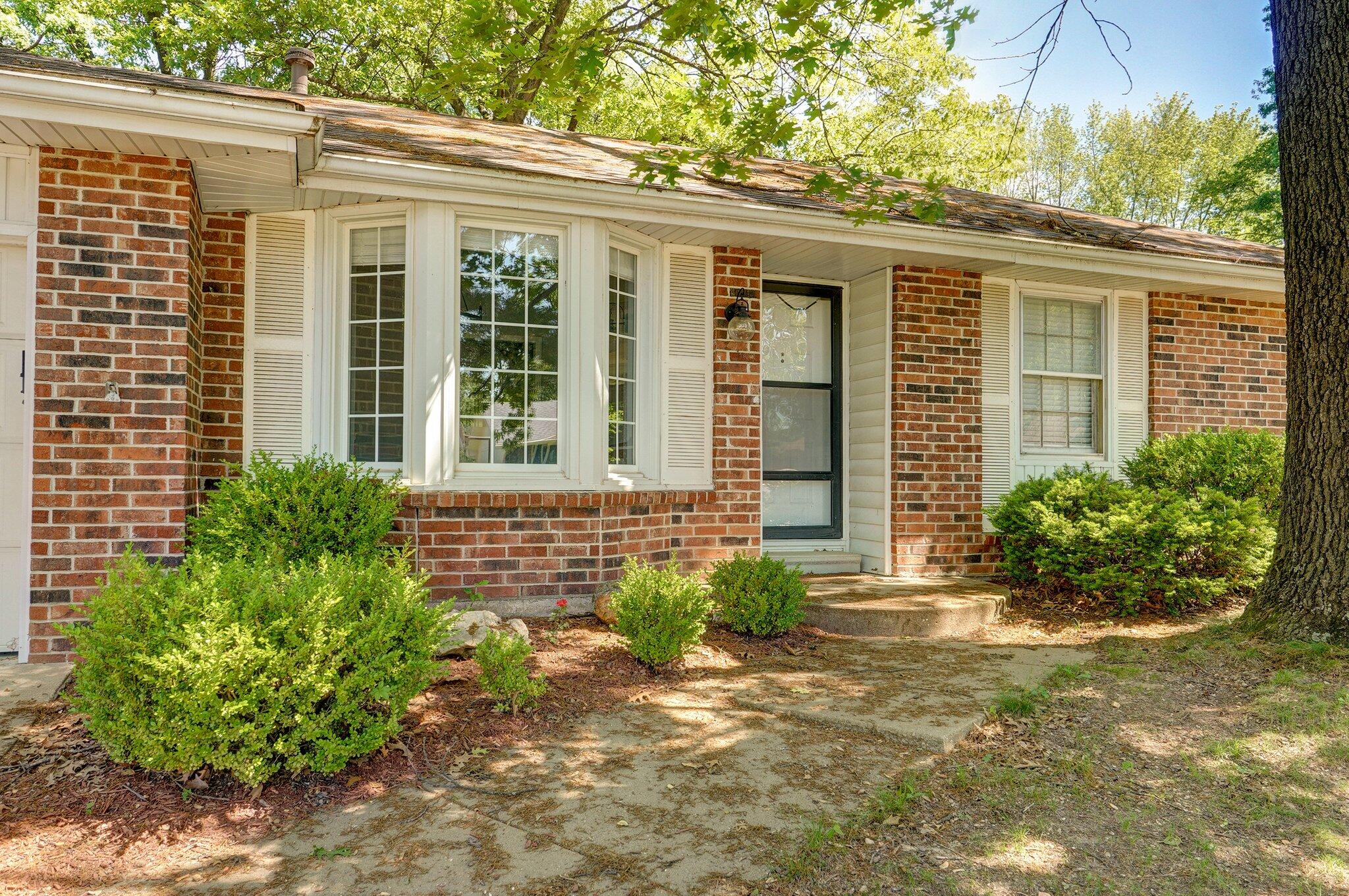 2857 East Linwood Street Property Photo 4