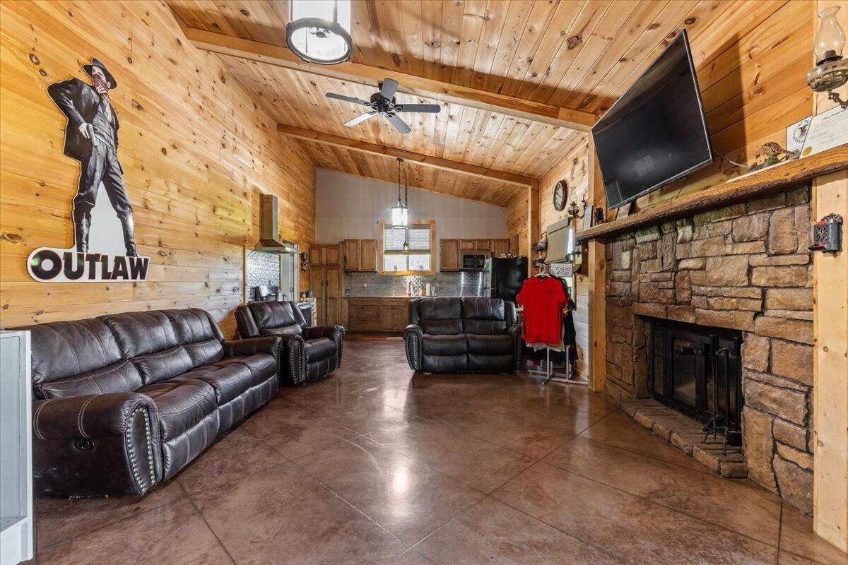 1633 Jessie James Road Property Photo 8