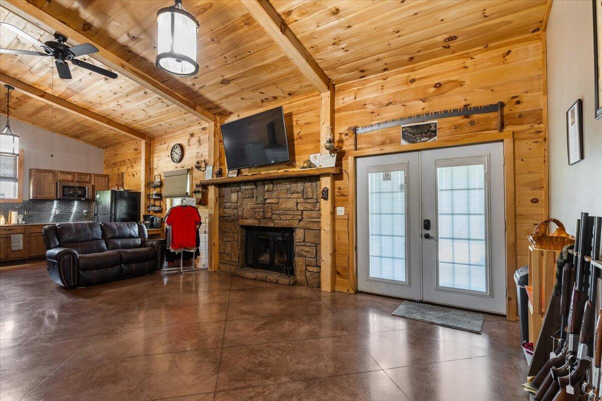 1633 Jessie James Road Property Photo 9