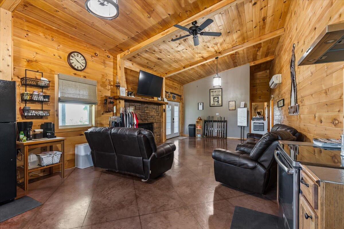 1633 Jessie James Road Property Photo 10