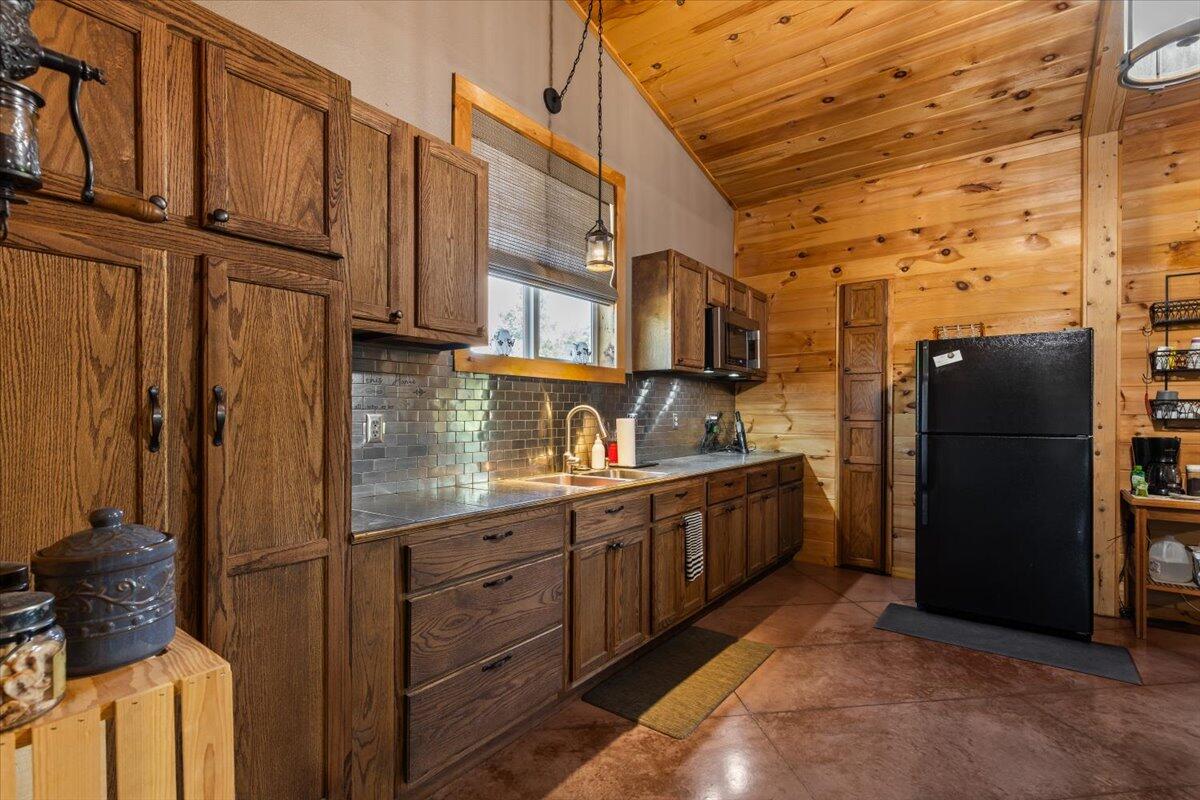 1633 Jessie James Road Property Photo 11