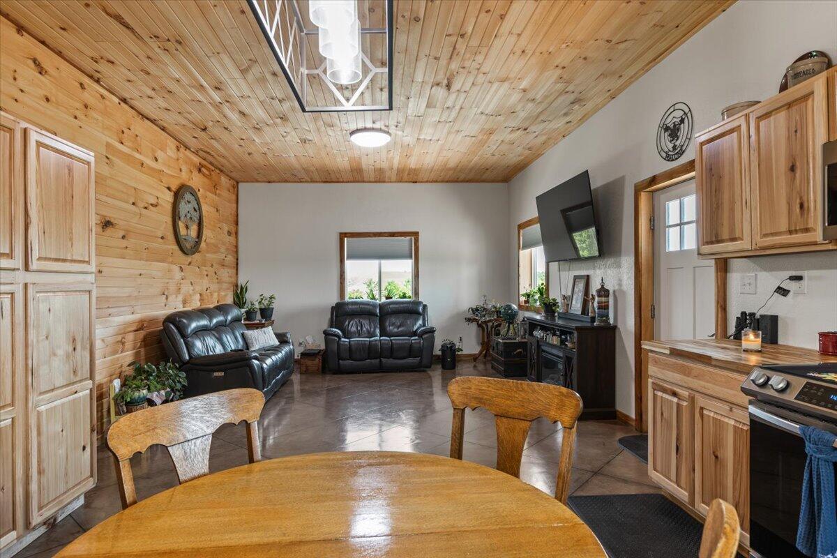1633 Jessie James Road Property Photo 35