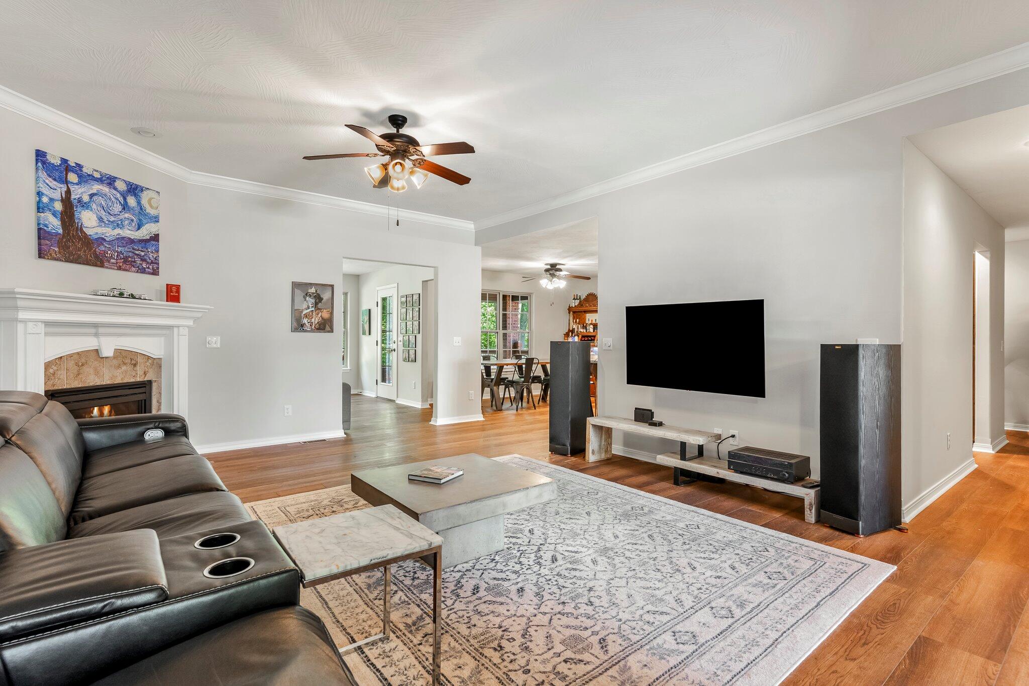 5628 South Winsor Drive Property Photo 8