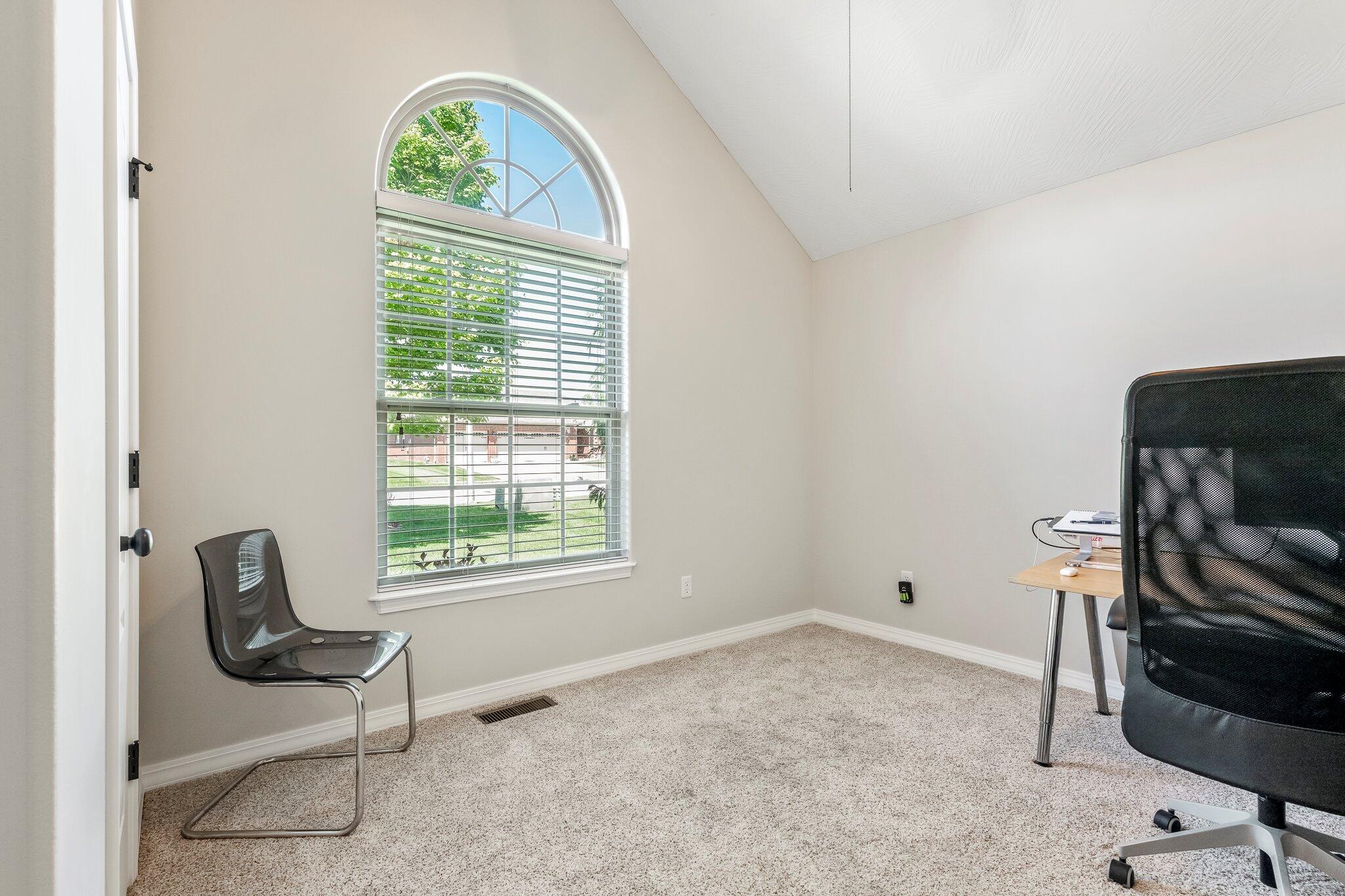 5628 South Winsor Drive Property Photo 16