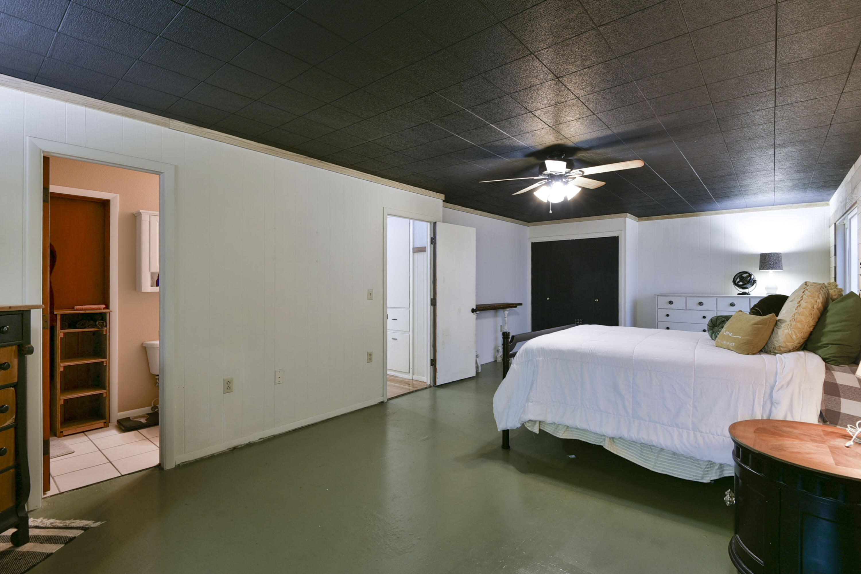 12056 Farm Road 1100 Property Photo 36