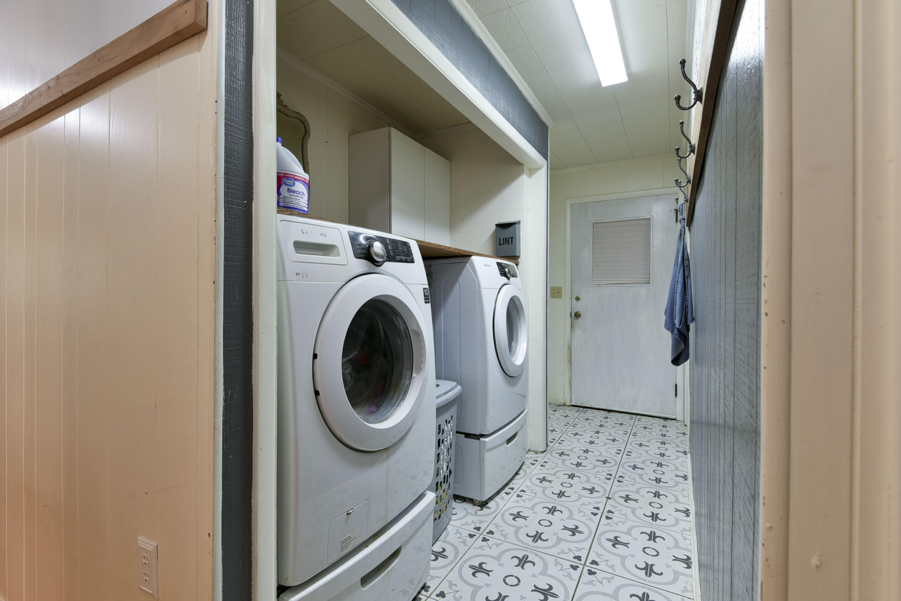 12056 Farm Road 1100 Property Photo 40