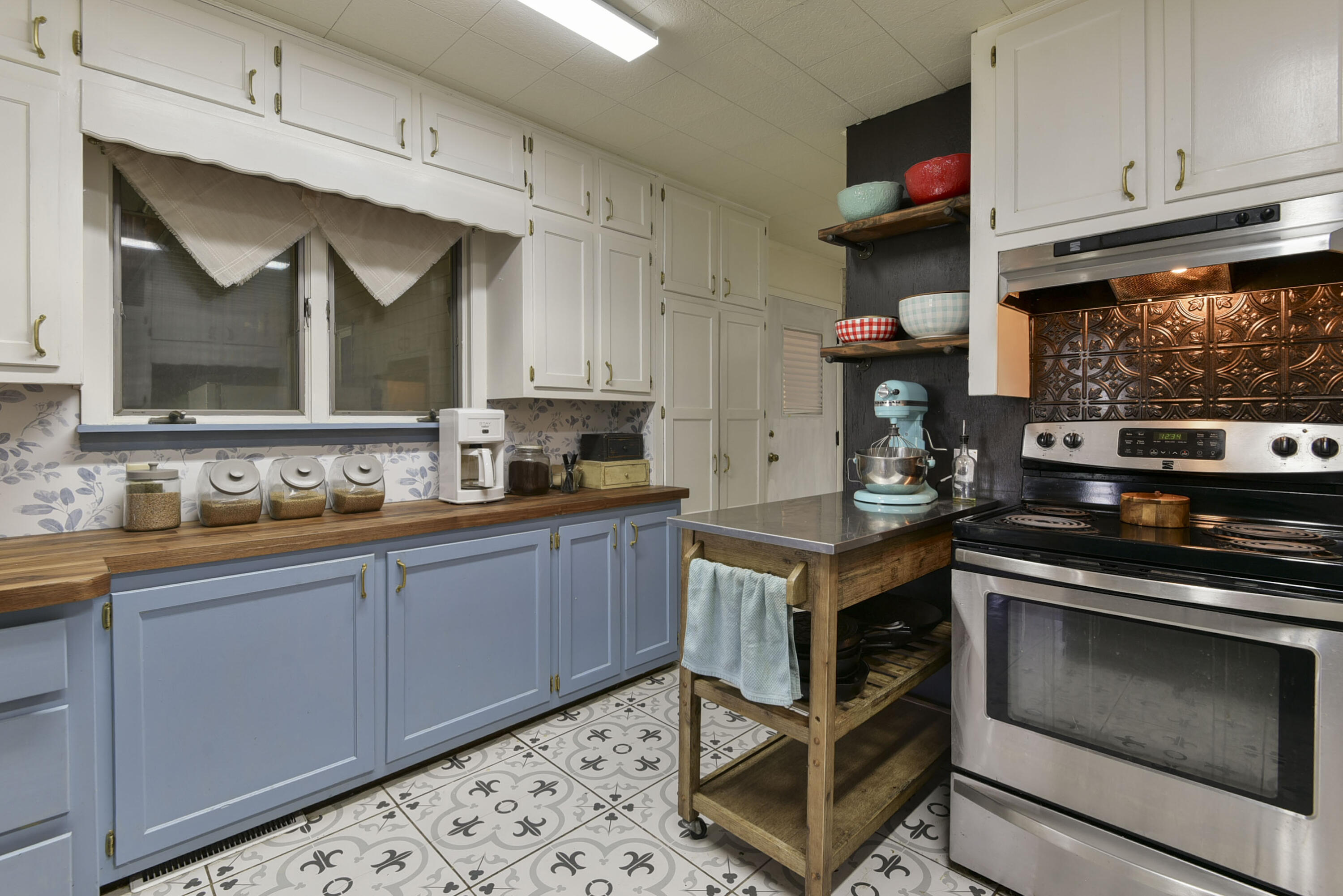 12056 Farm Road 1100 Property Photo 45