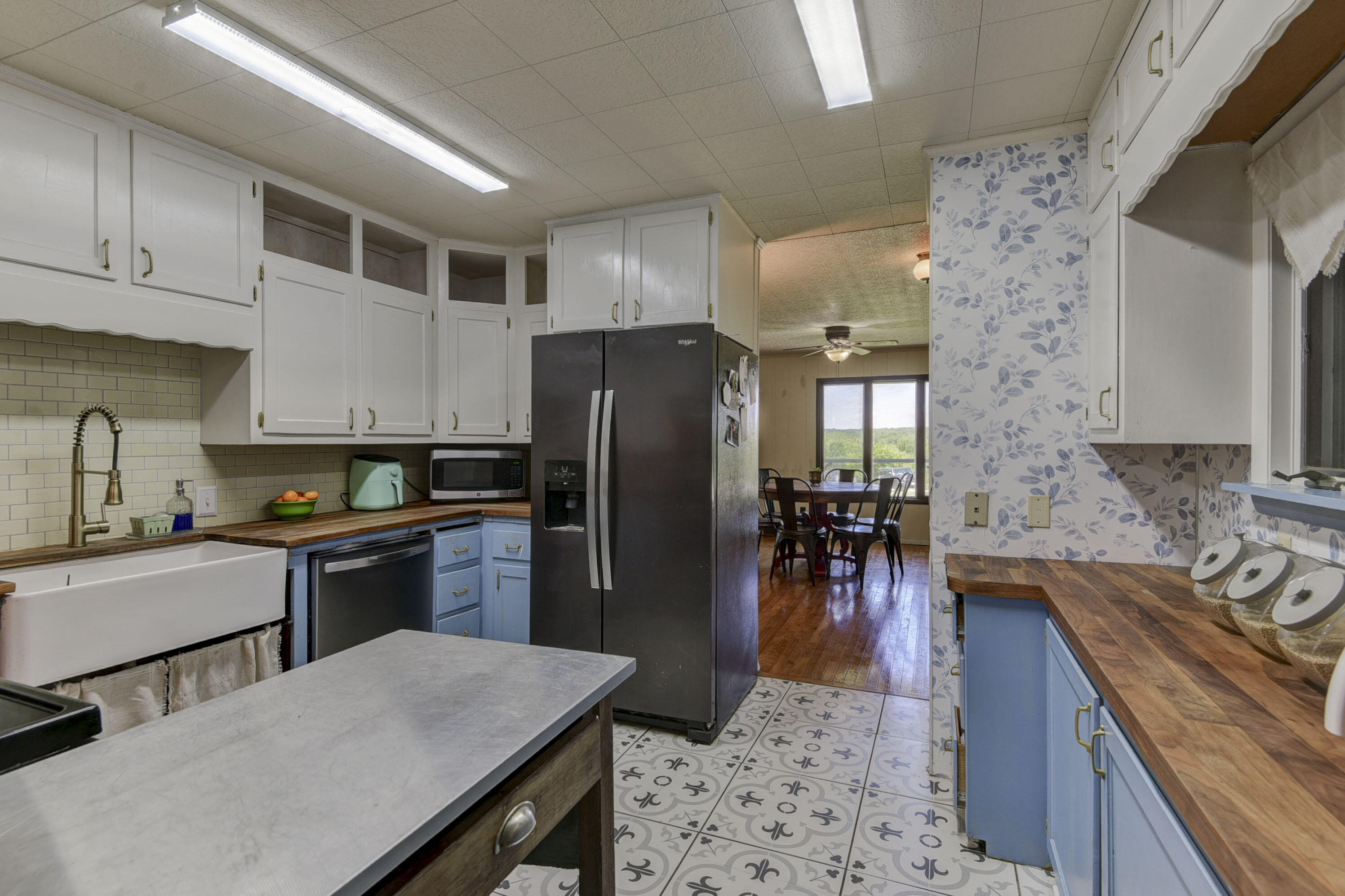 12056 Farm Road 1100 Property Photo 47