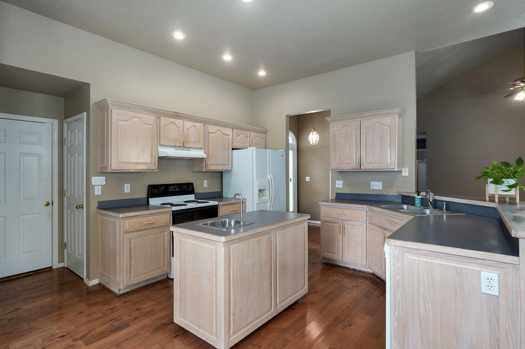 3809 West El Castile Street Property Photo 9