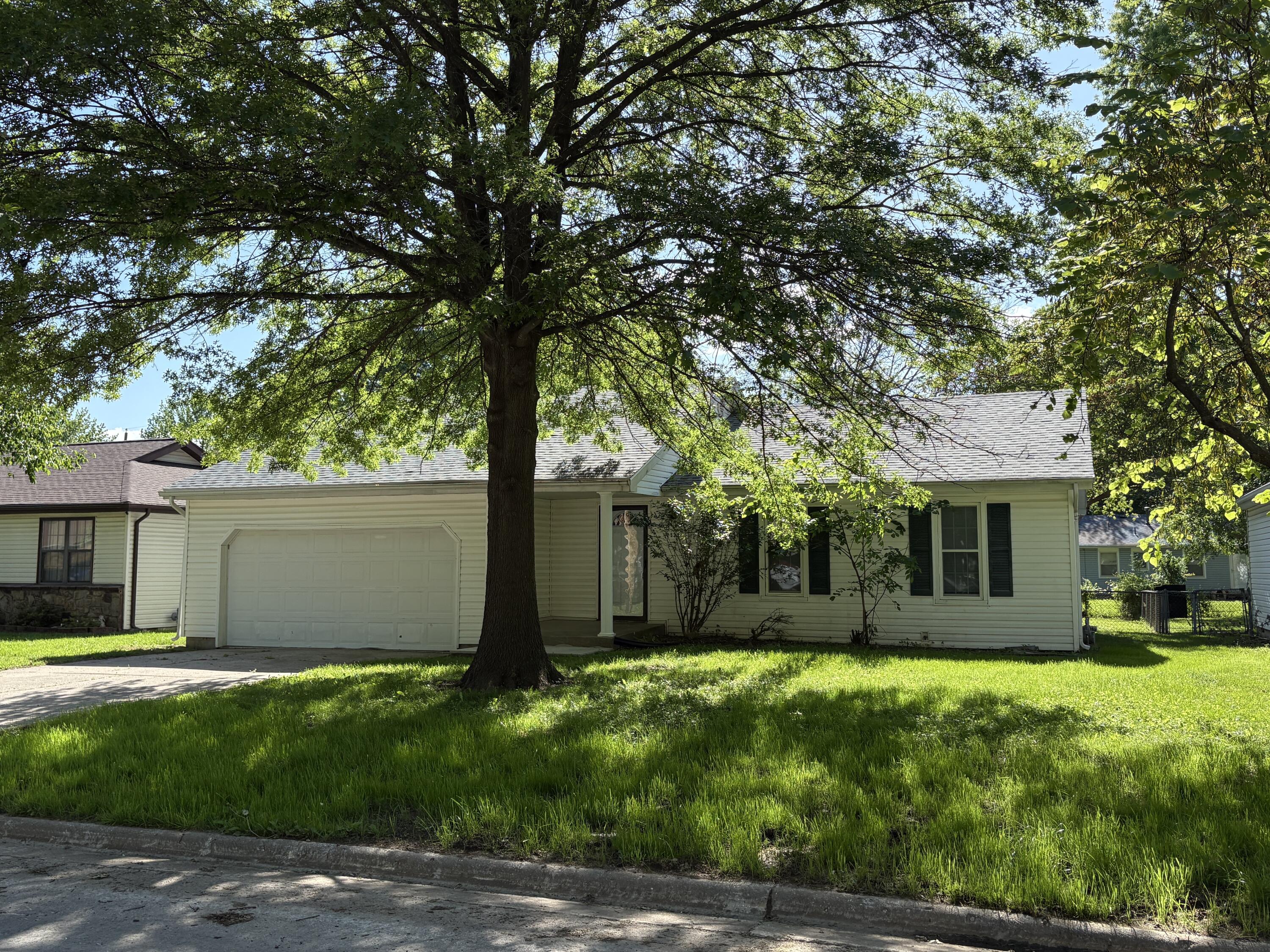 2521 South Regina Avenue Property Photo