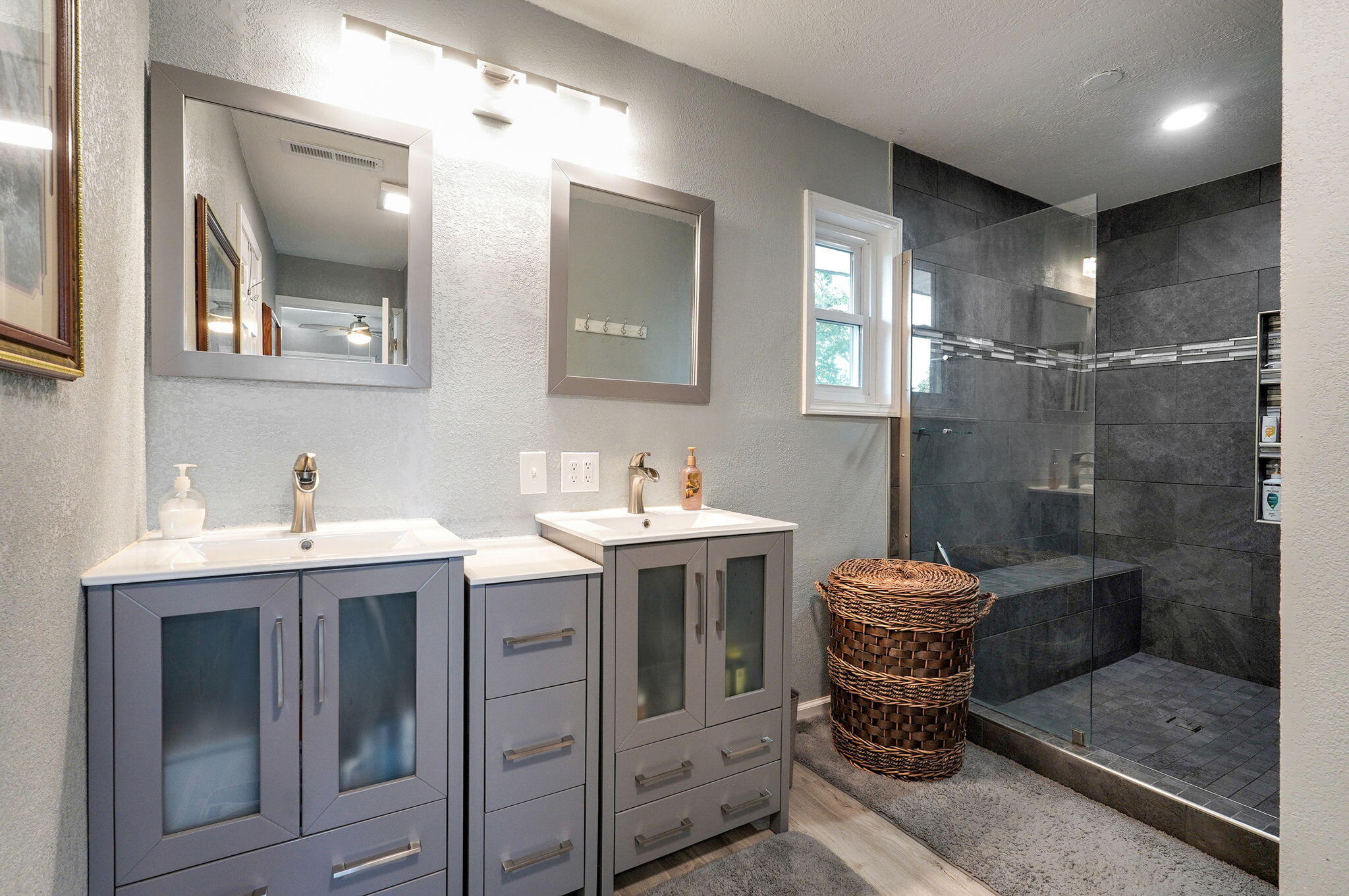 1511 East Groves Drive Property Photo 6