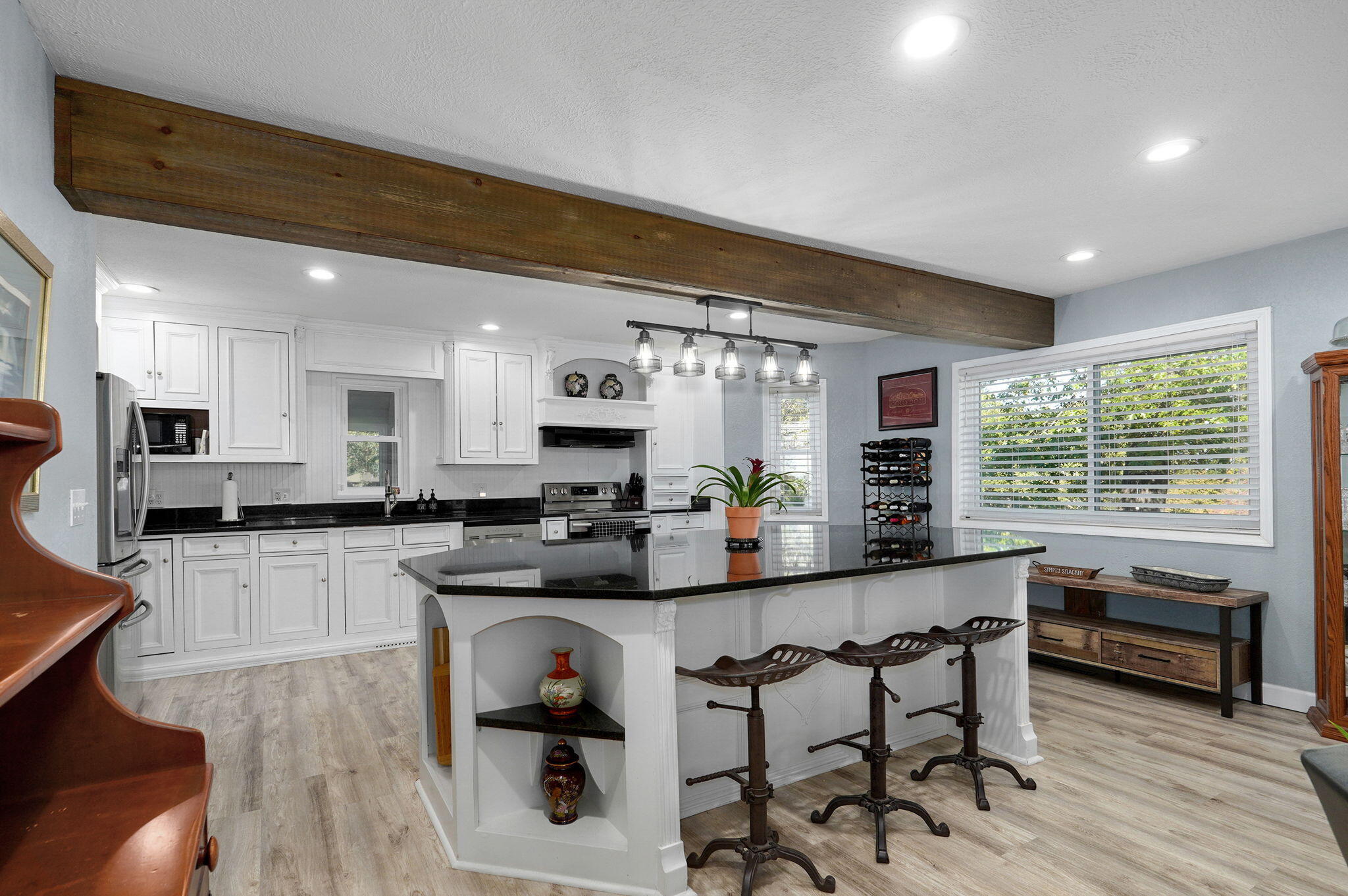 1511 East Groves Drive Property Photo 8