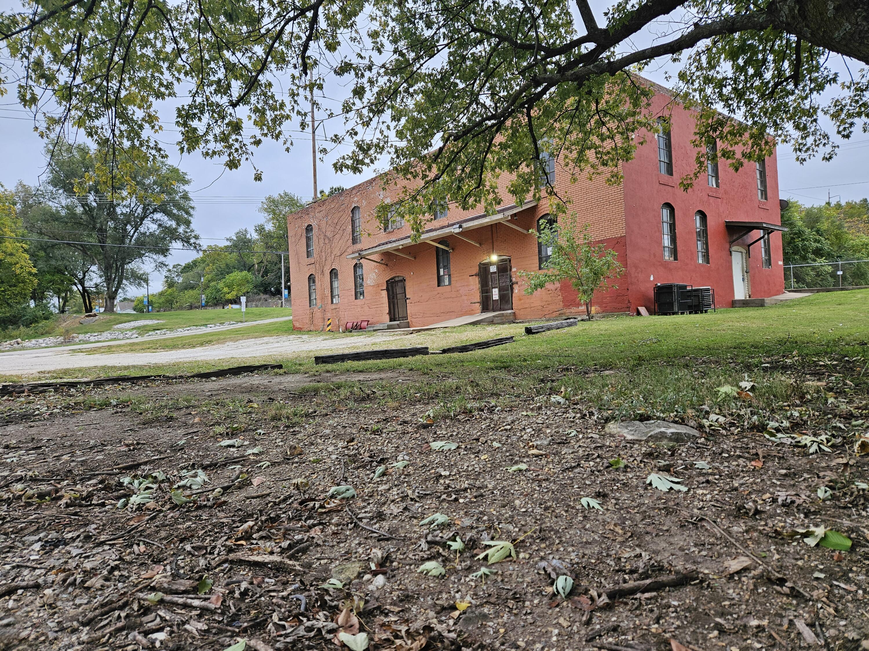1303 West College Street Property Photo 2