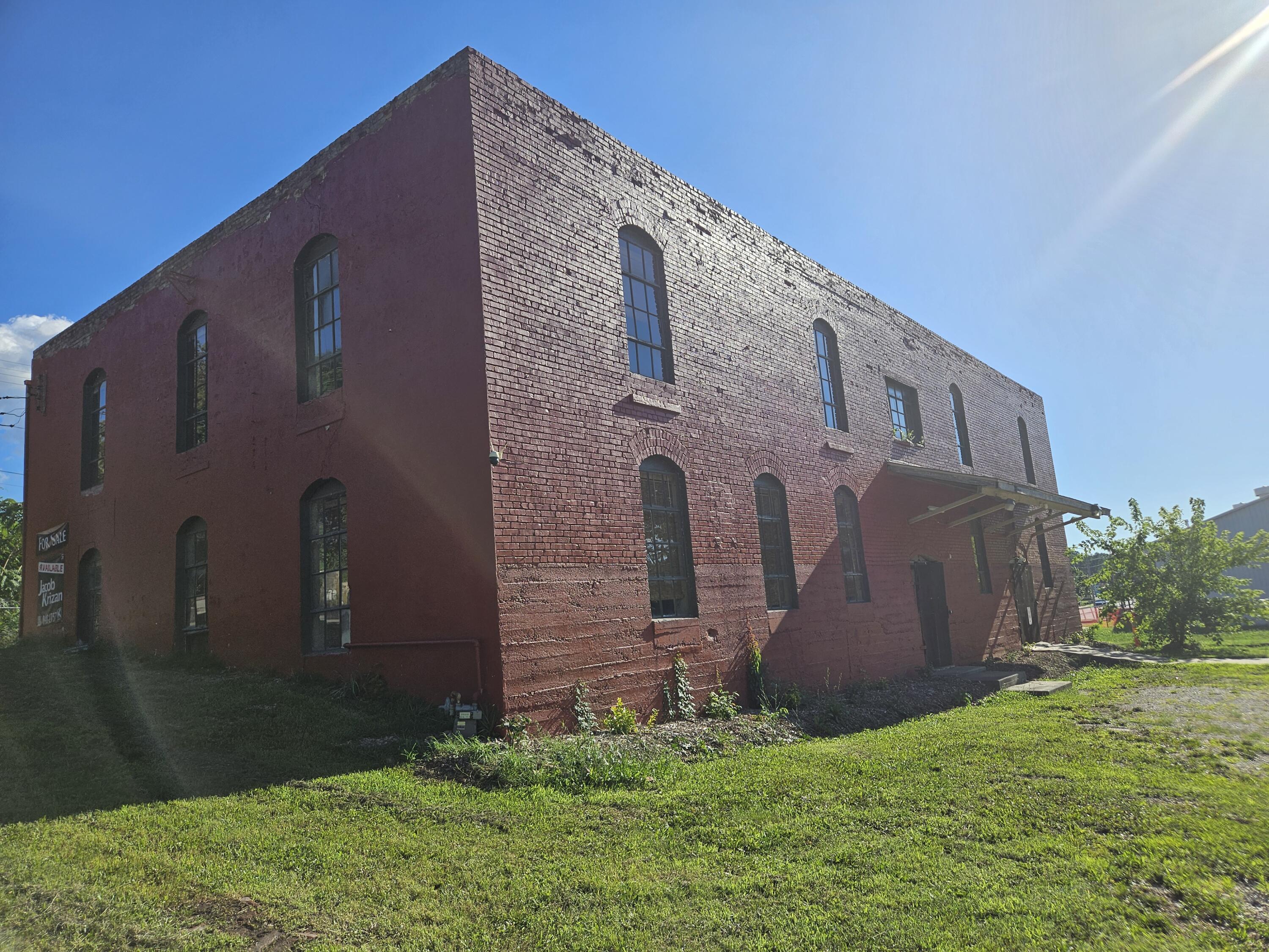 1303 West College Street Property Photo 3