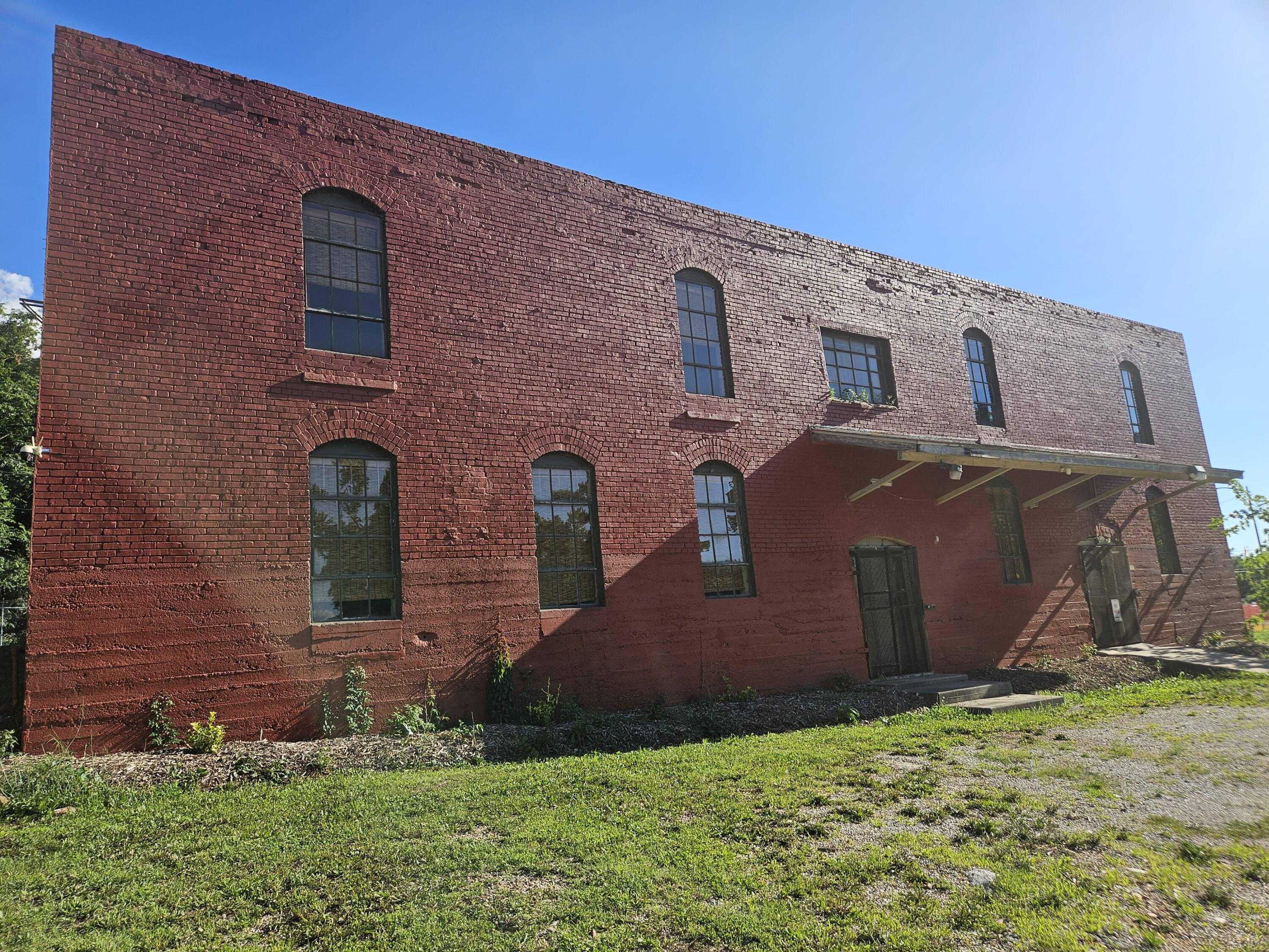 1303 West College Street Property Photo 4
