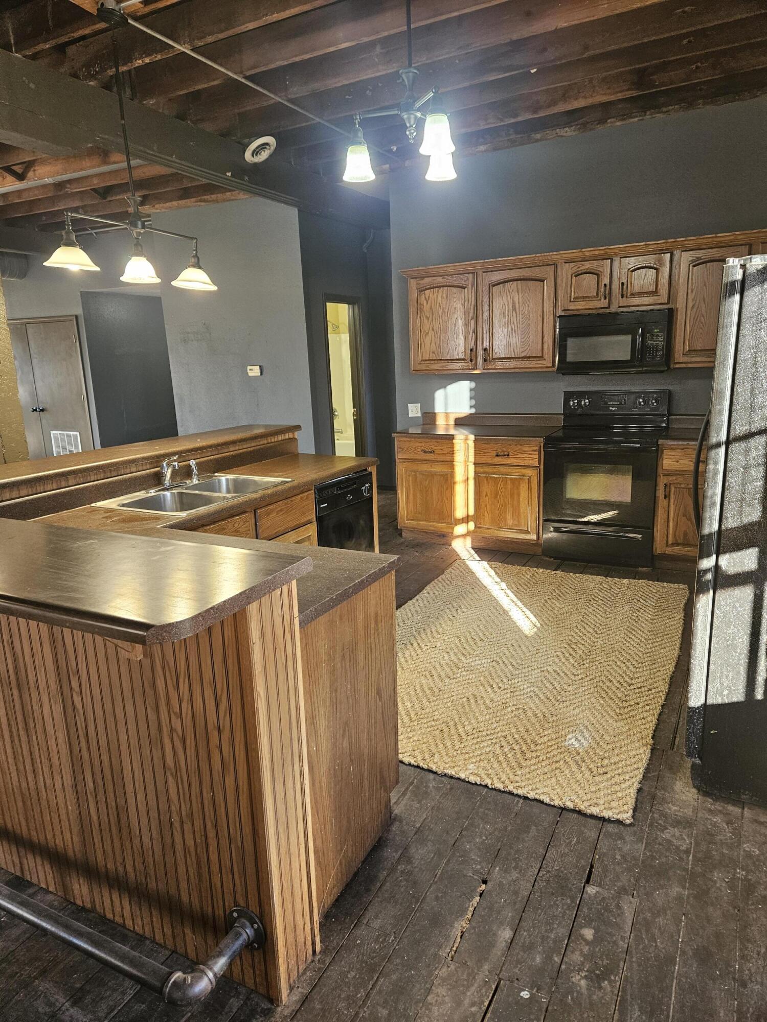 1303 West College Street Property Photo 5